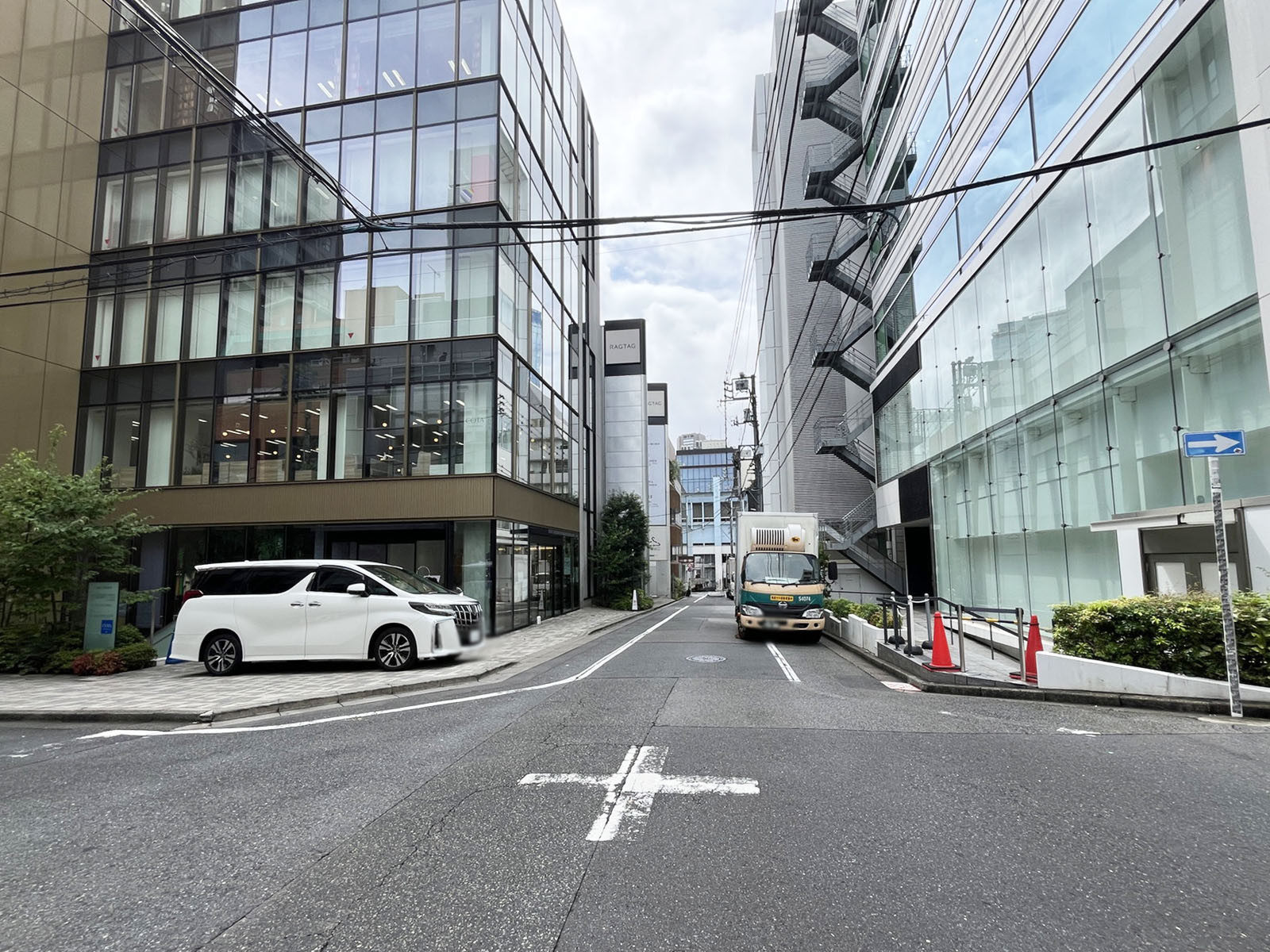 キューブ渋谷神南前面の通り