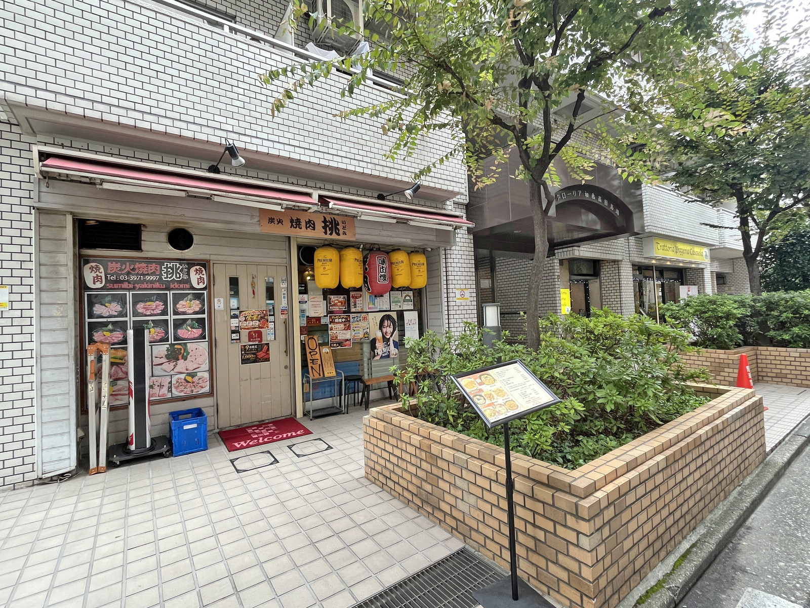 付近には飲食店が充実