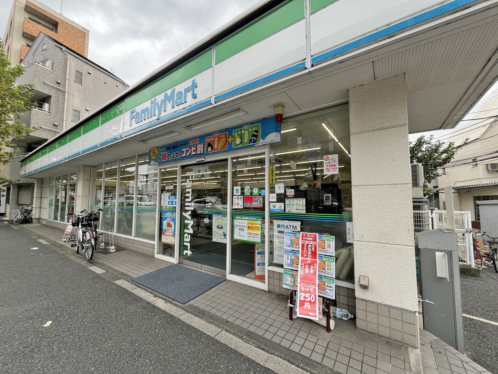 徒歩2分のファミリーマート 高田三丁目店