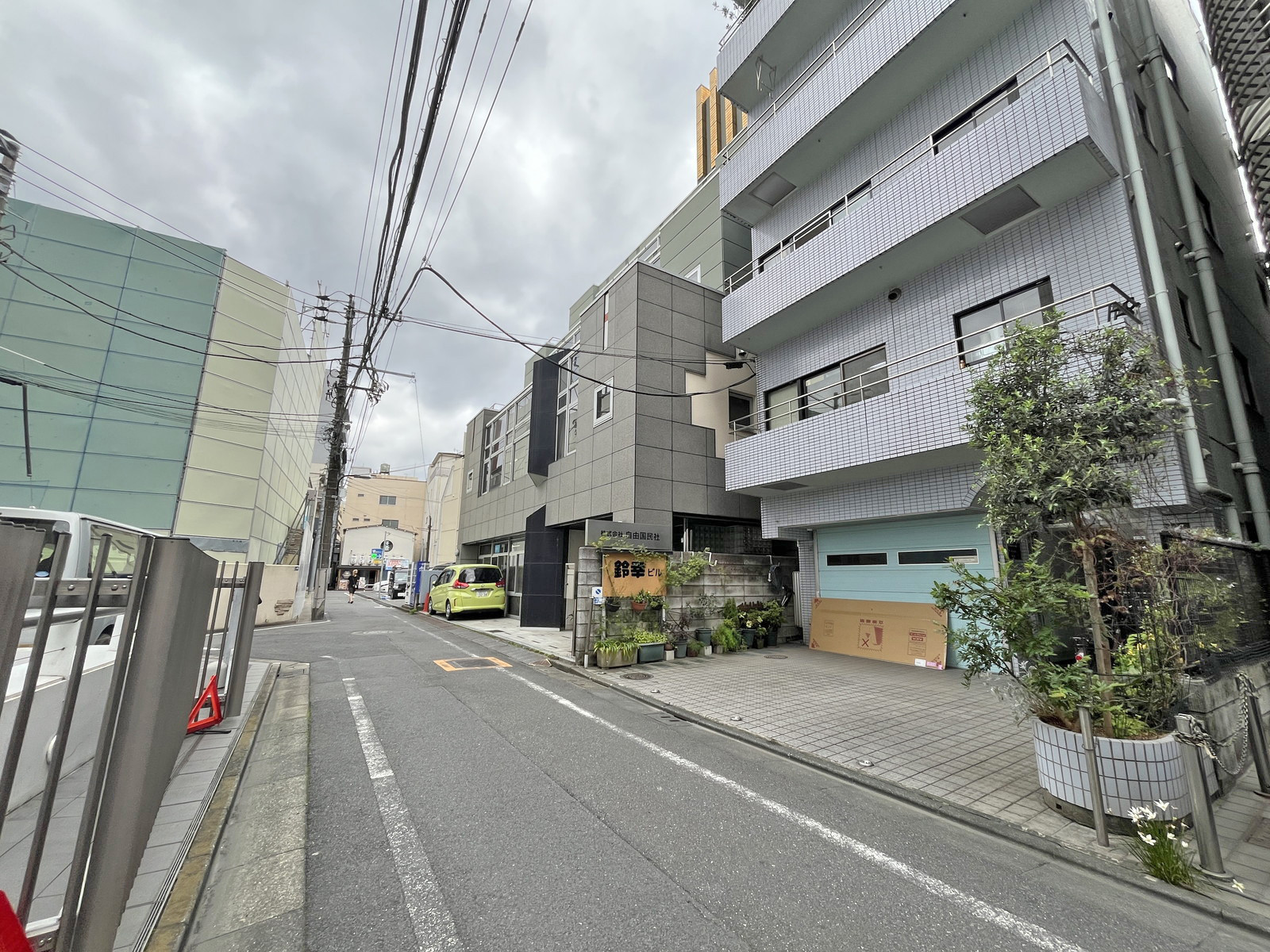 Axi高田馬場ビル前面の通り