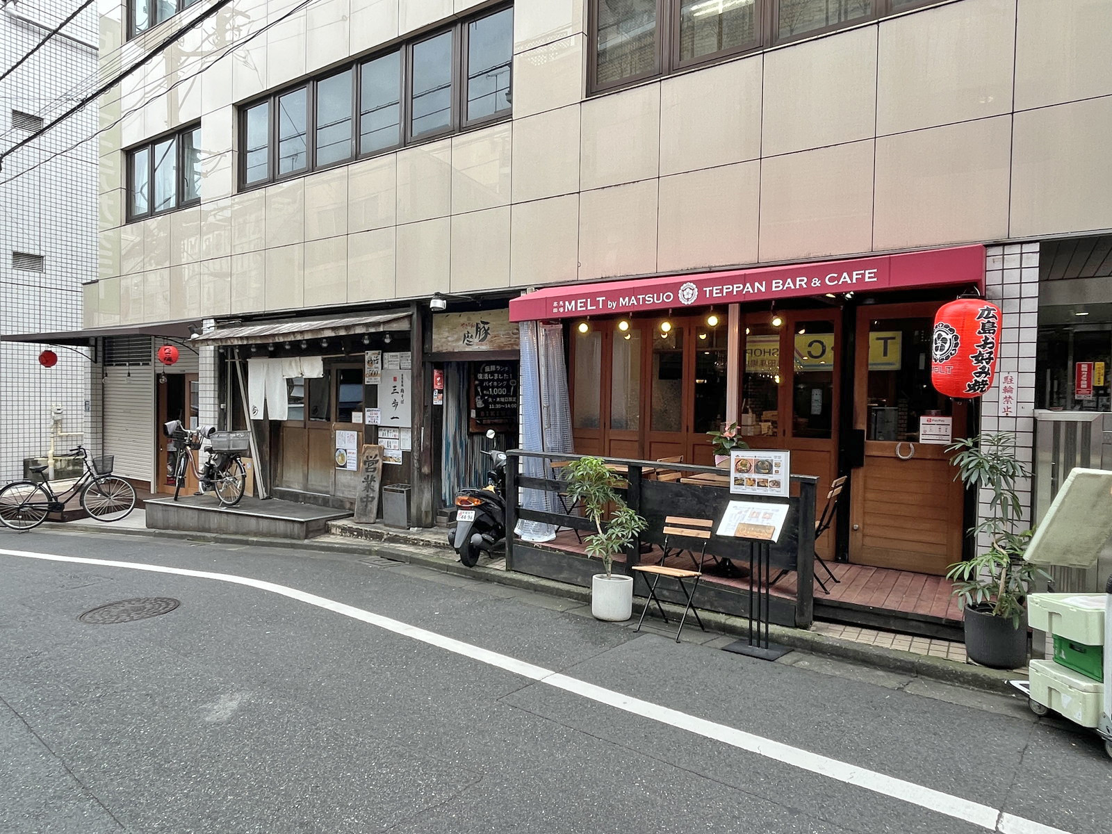付近には飲食店が充実