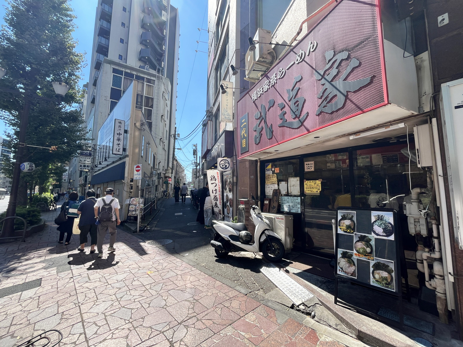 付近には飲食店が充実