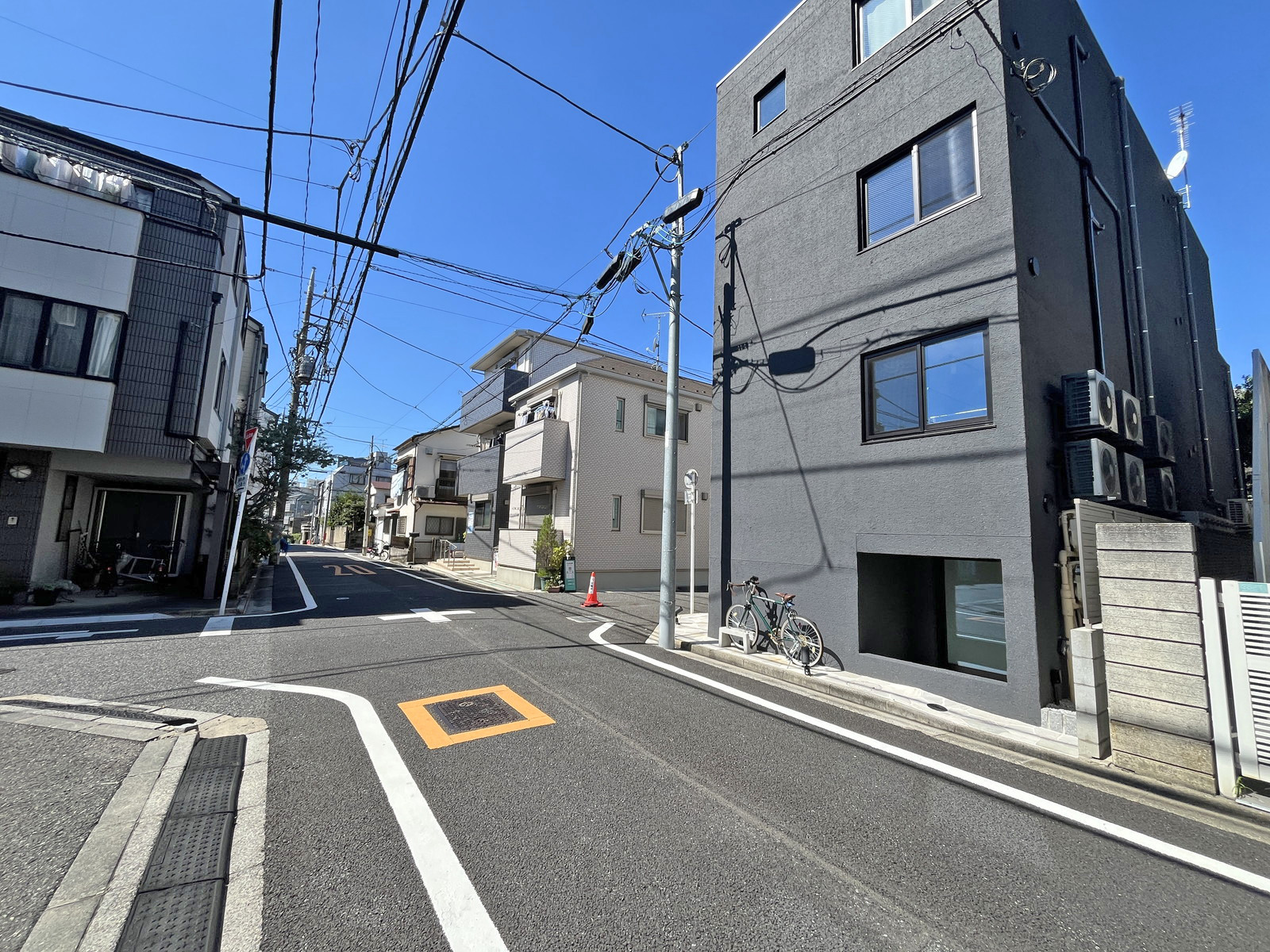 弥生町4丁目1棟ビル前面の通り