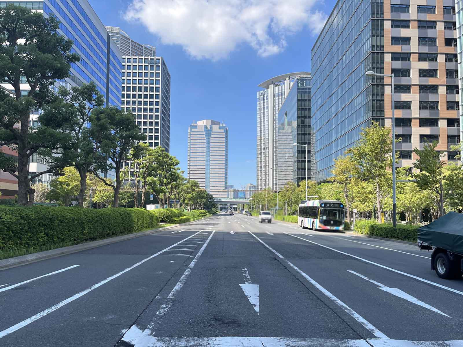 豊洲セイルパークビル前面の晴海通り