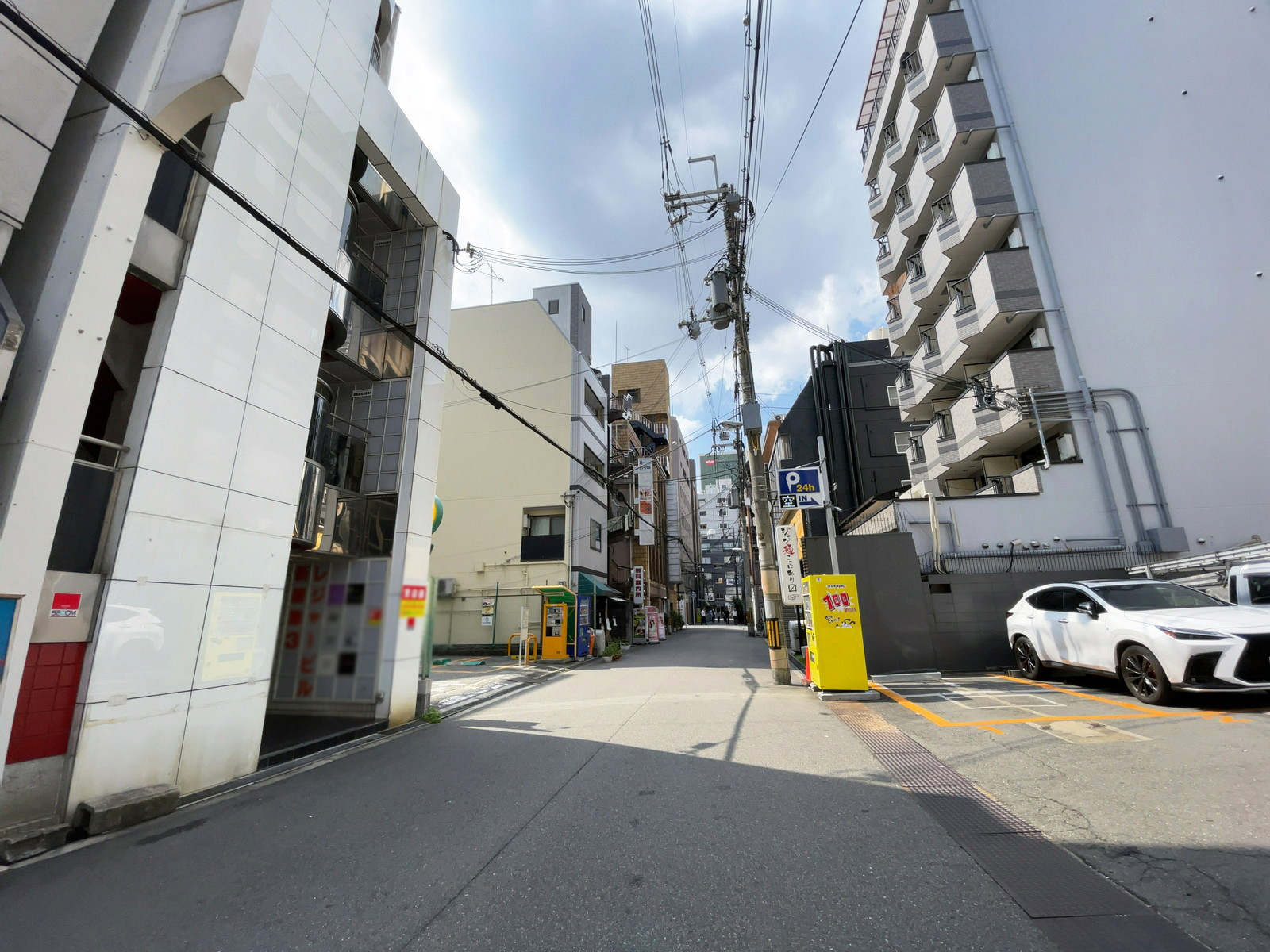 TM2新大阪ステーションビル前面の通り