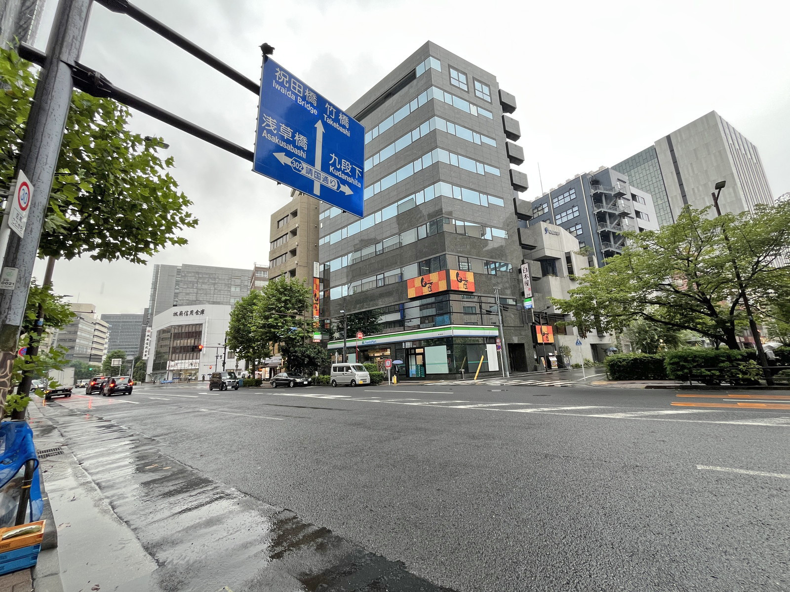 神保町専大通りビル前面の専大通り