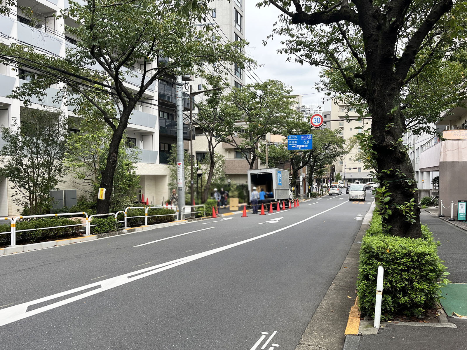 目黒テクノビル前面のかむろ坂通り