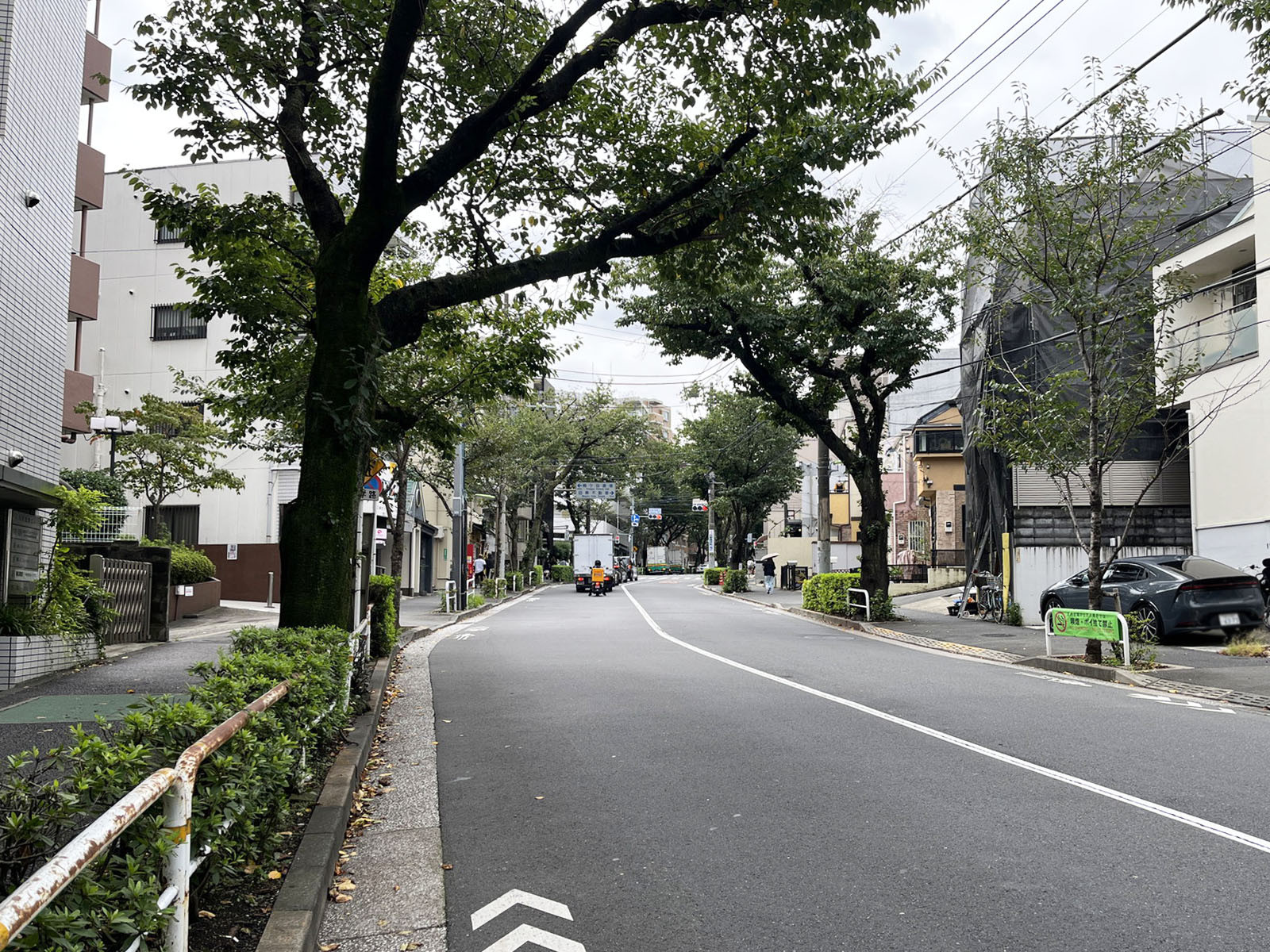 印刷産業ビル前面のかむろ坂通り