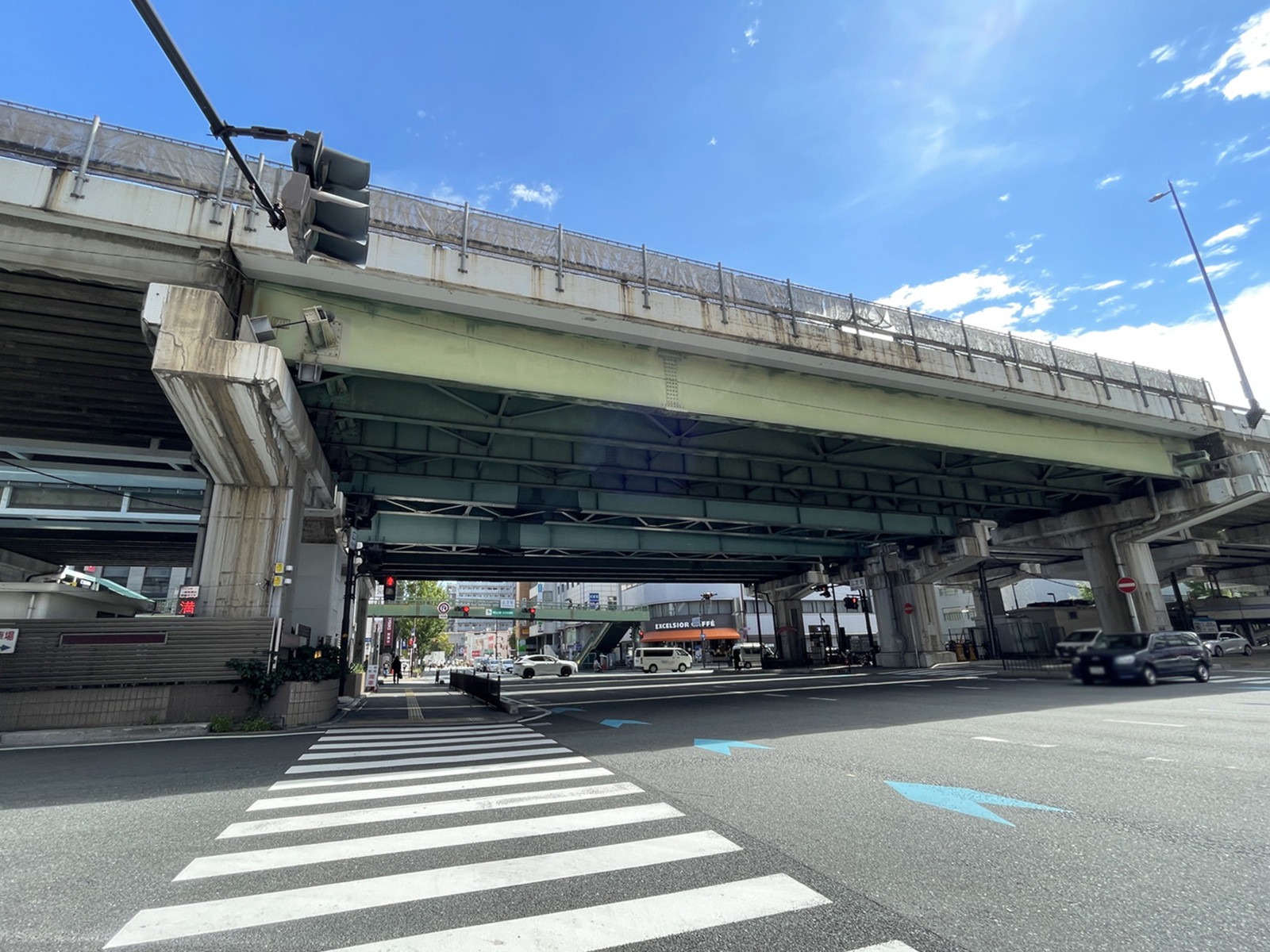 内田江坂駅前ビル前面の通り