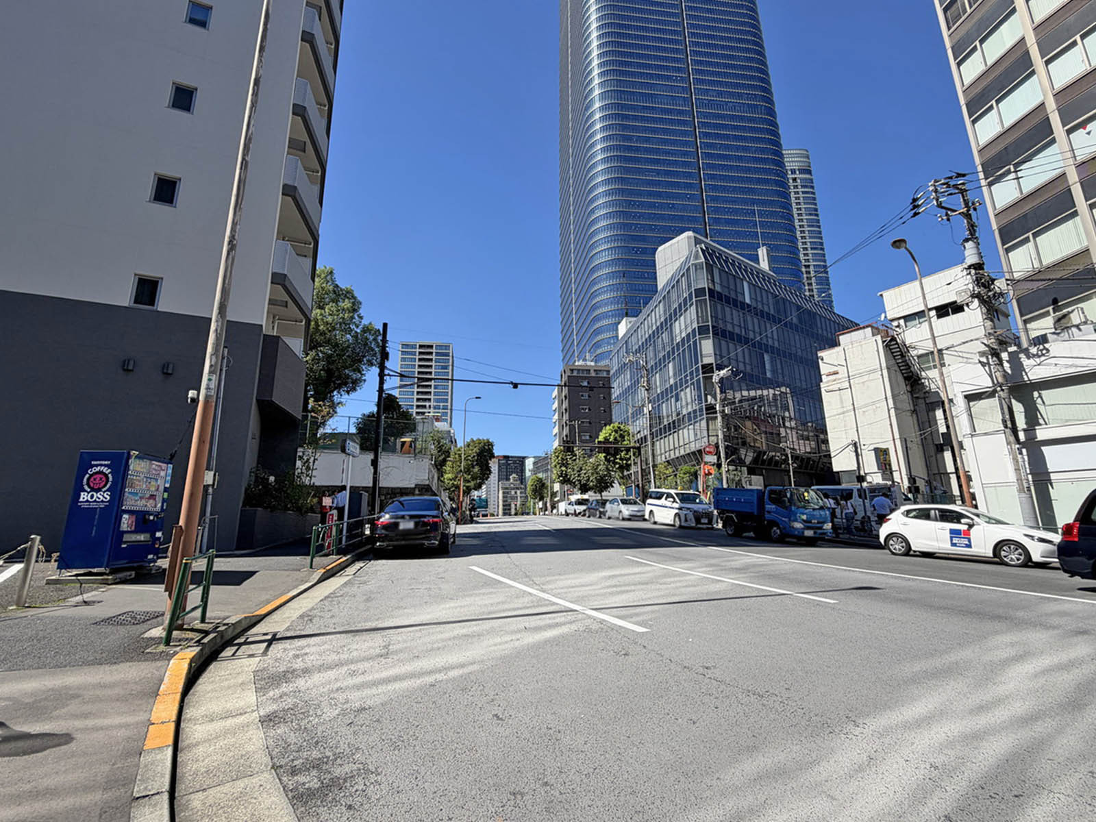 Totsu Biz Azabudai前面の外苑東通り