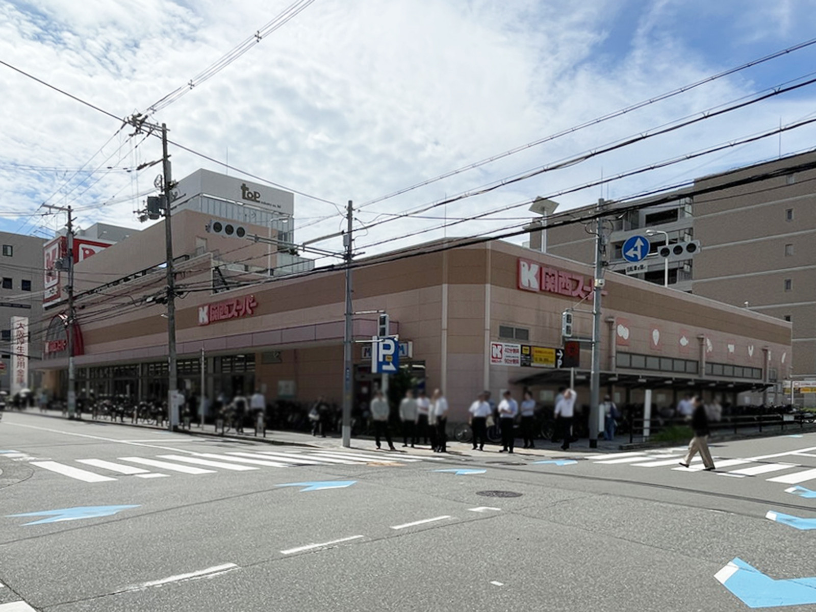斜め向かいにある関西スーパー江坂店