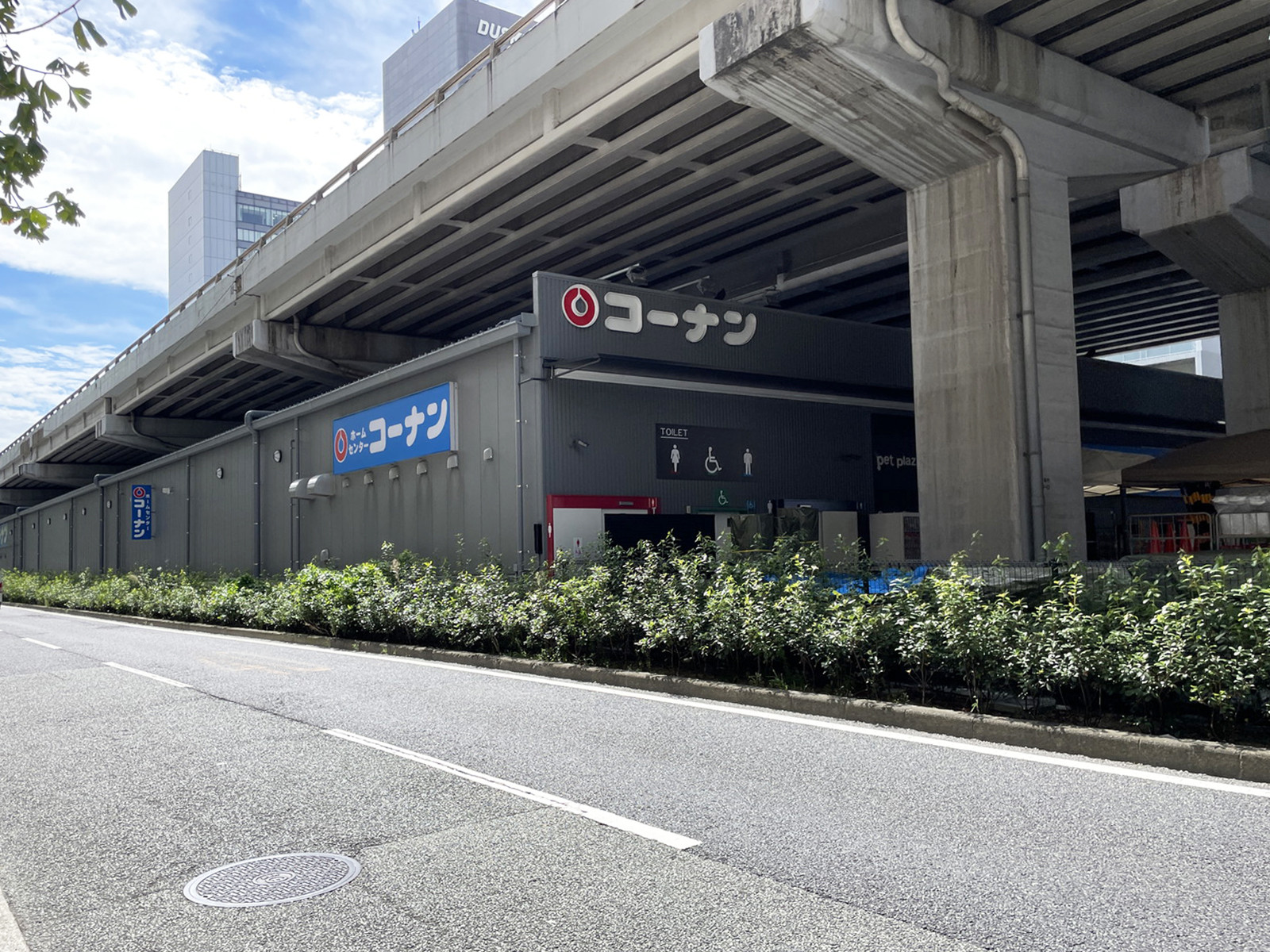 向かいのコーナン江坂駅前店
