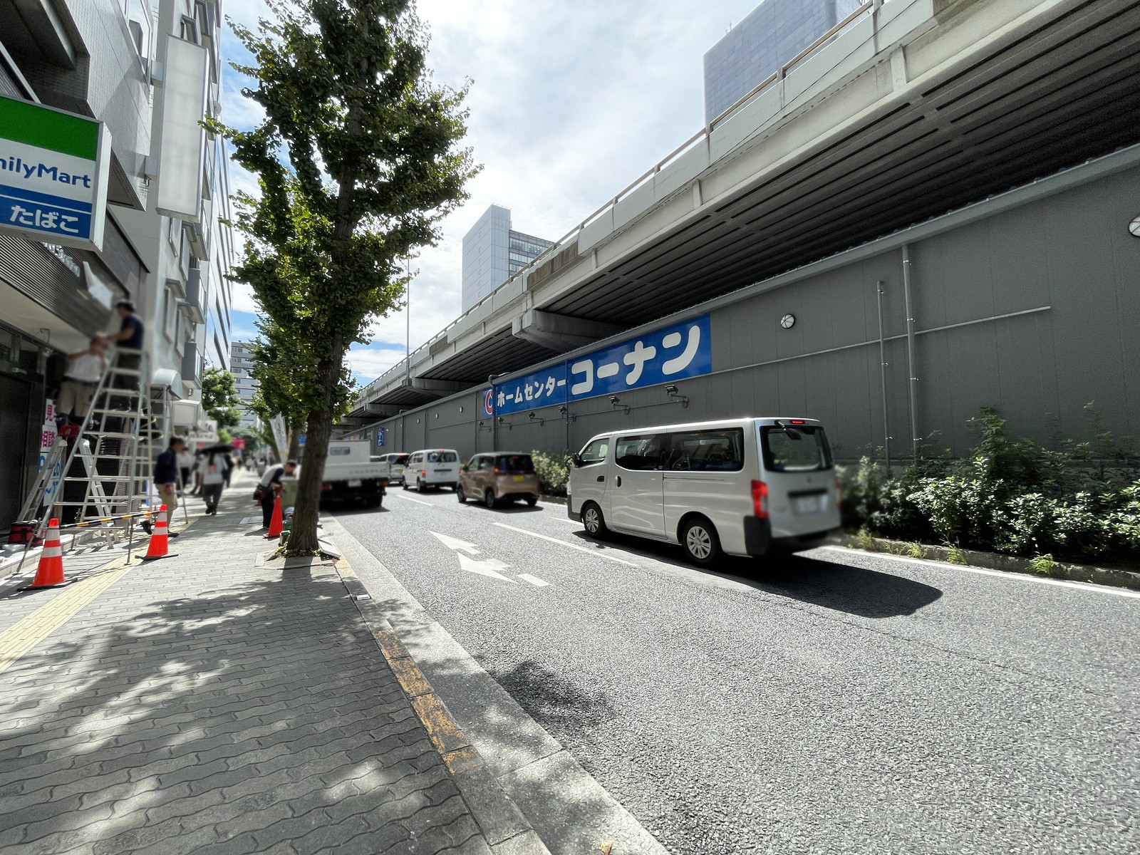 江坂NKビル前面の通り