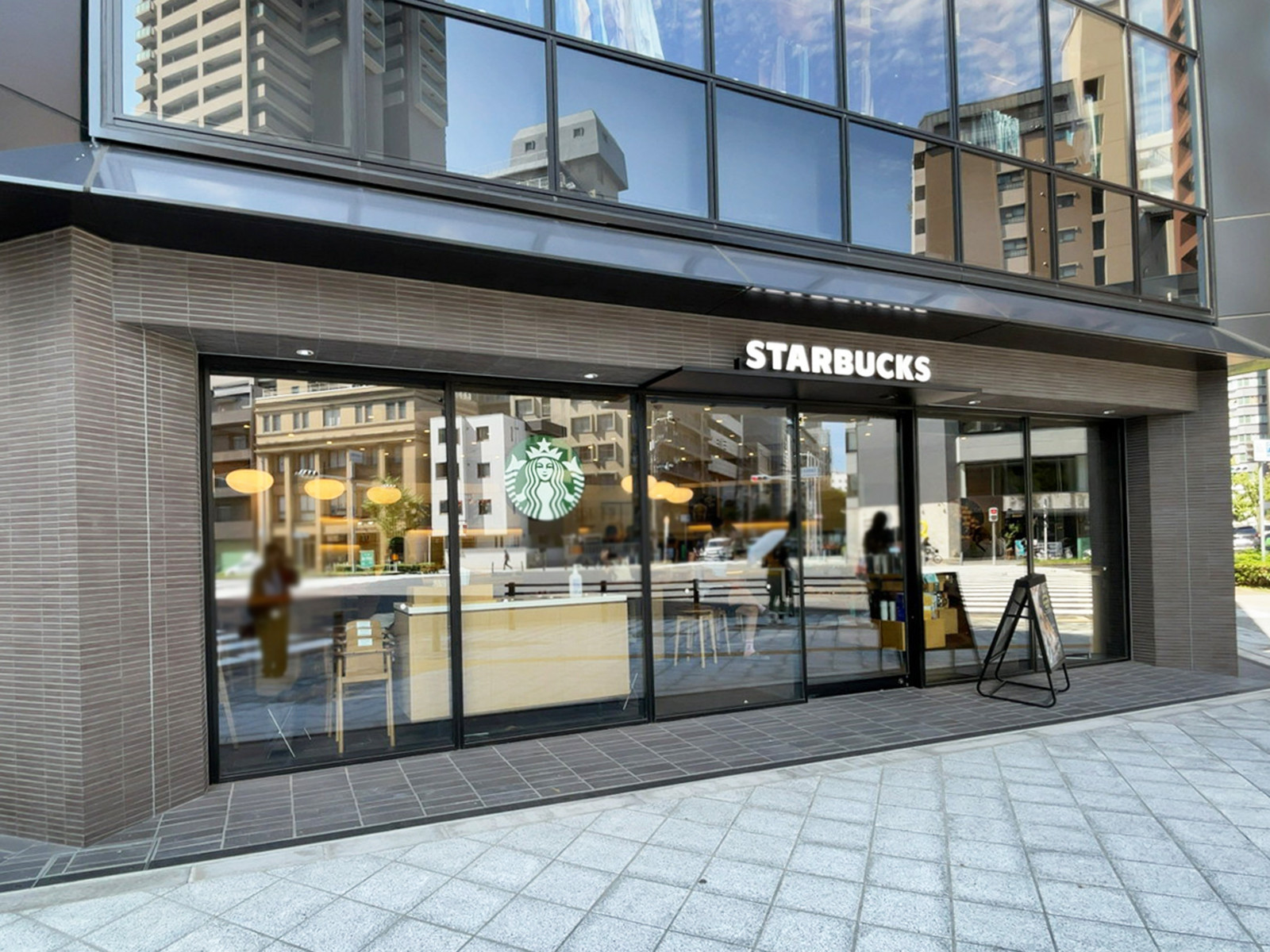 斜め向かいにあるスターバックス コーヒー 南堀江店