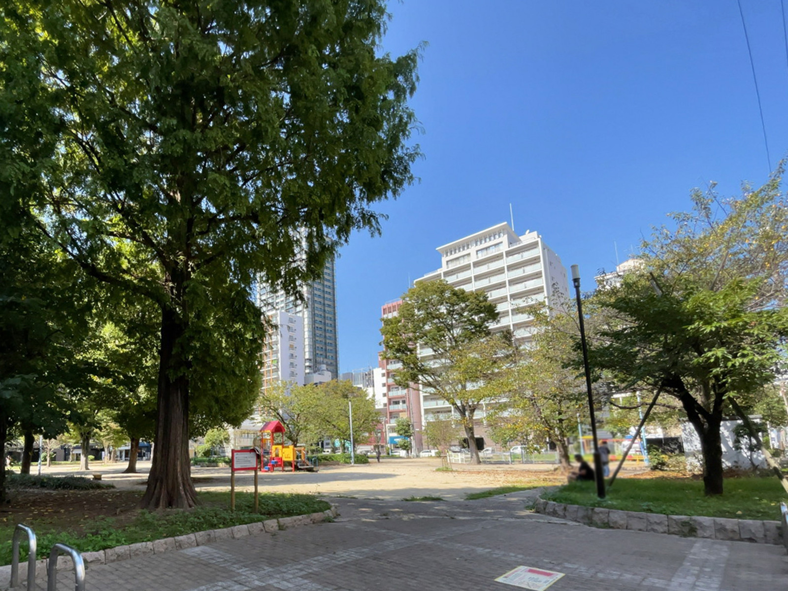 斜め向かいの堀江公園