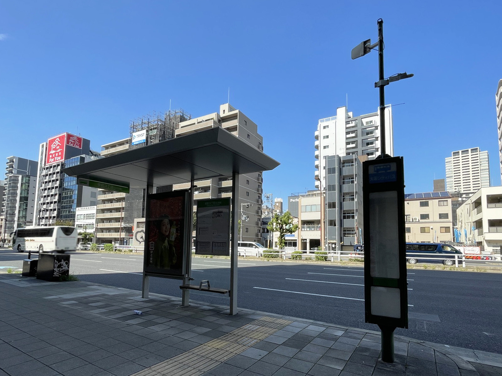 ビル前のバス停「幸町3丁目」