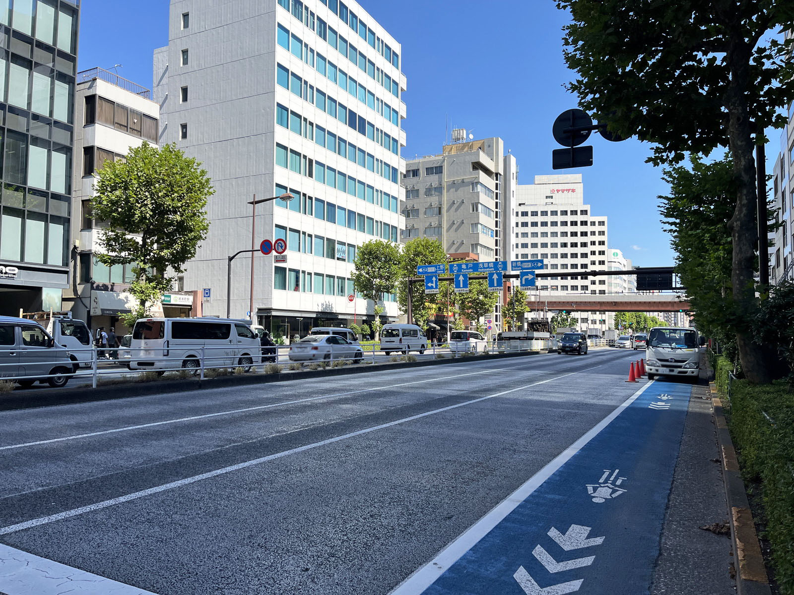 Daiwa神田須田町ビル前面の靖国通り