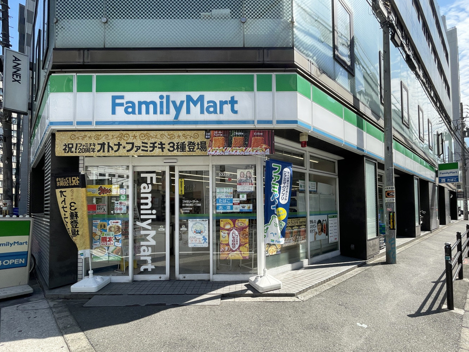 斜め向かいにあるファミリーマート 四ツ橋北堀江一丁目店