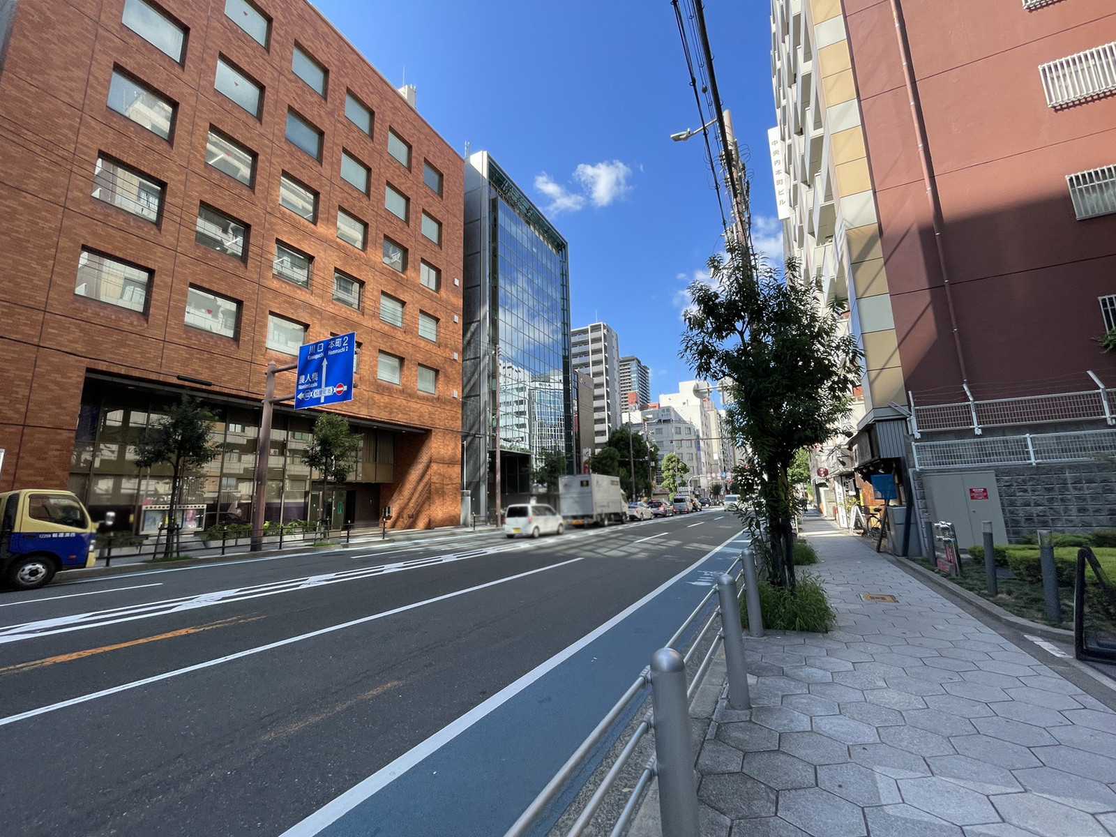 大阪U2ビル前面の通り