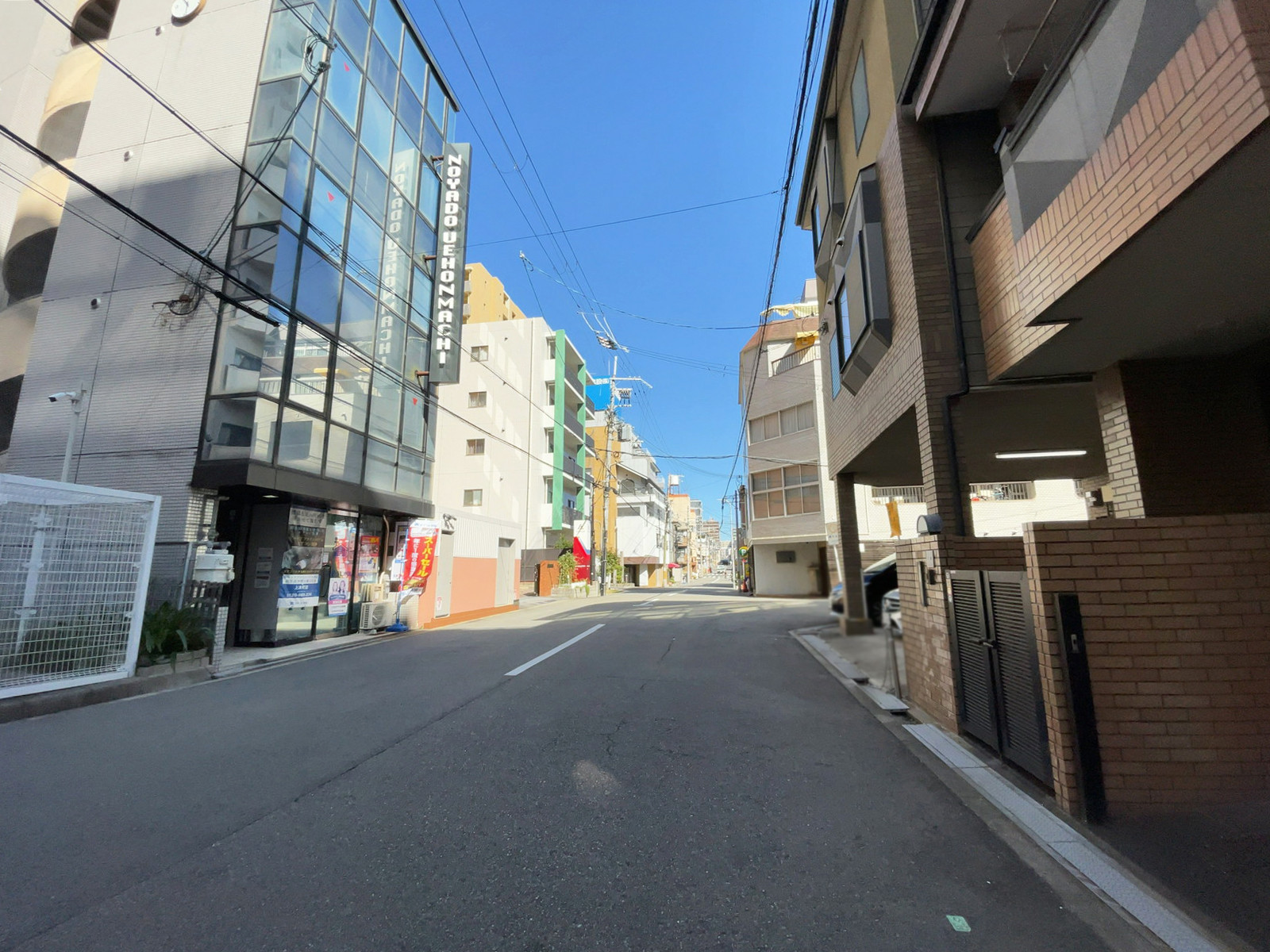 新聞印刷本社ビル前面の通り