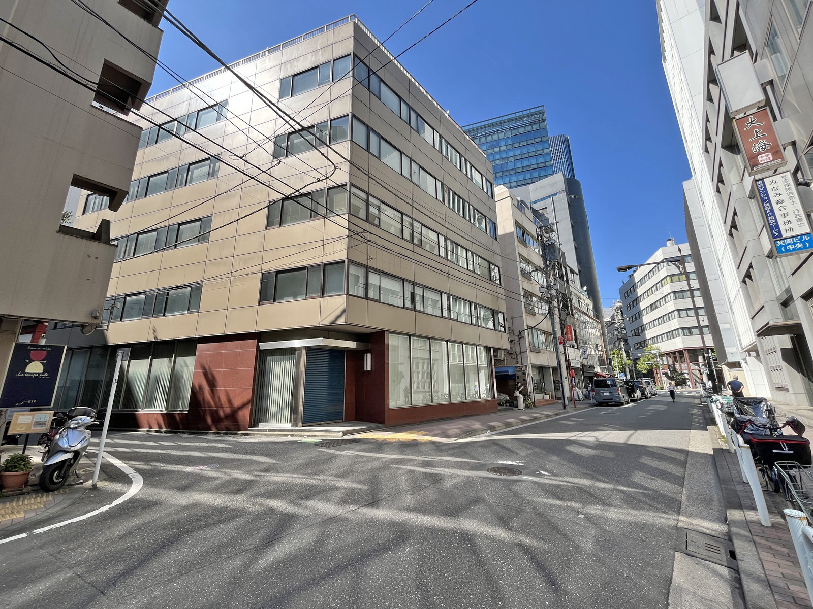 日原ビル前面の通り
