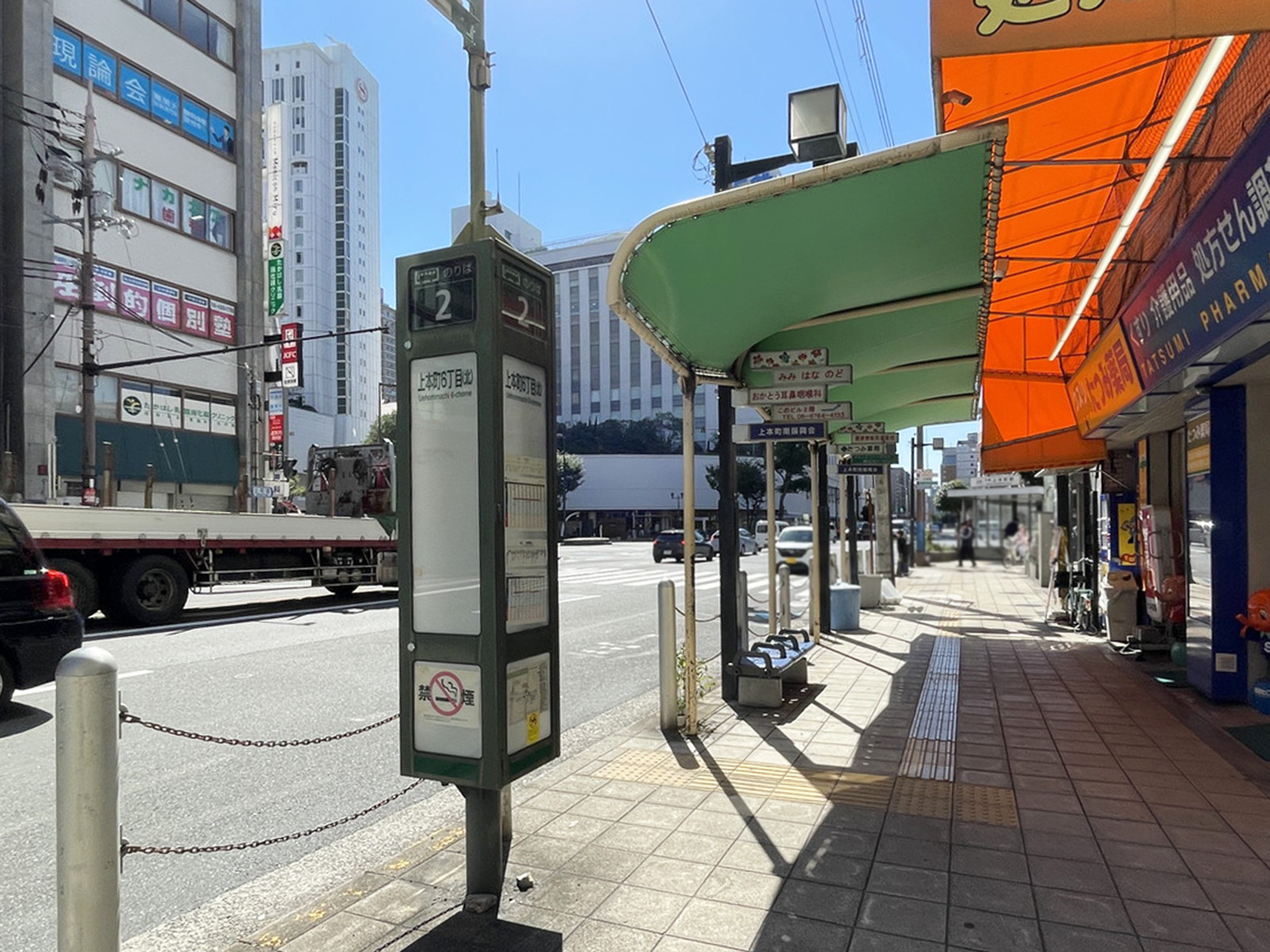 ビル斜め前のバス停「上本町六丁目(北)」