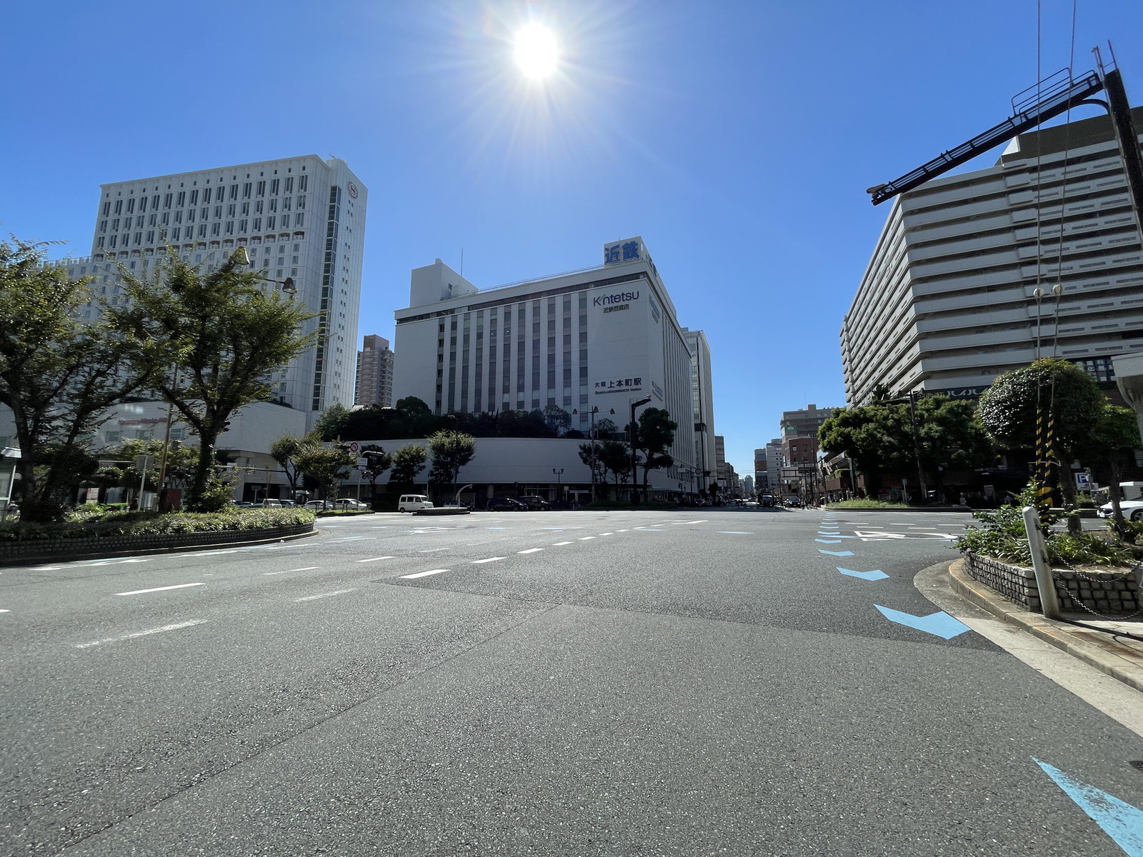 上六Fビル前面の上町筋