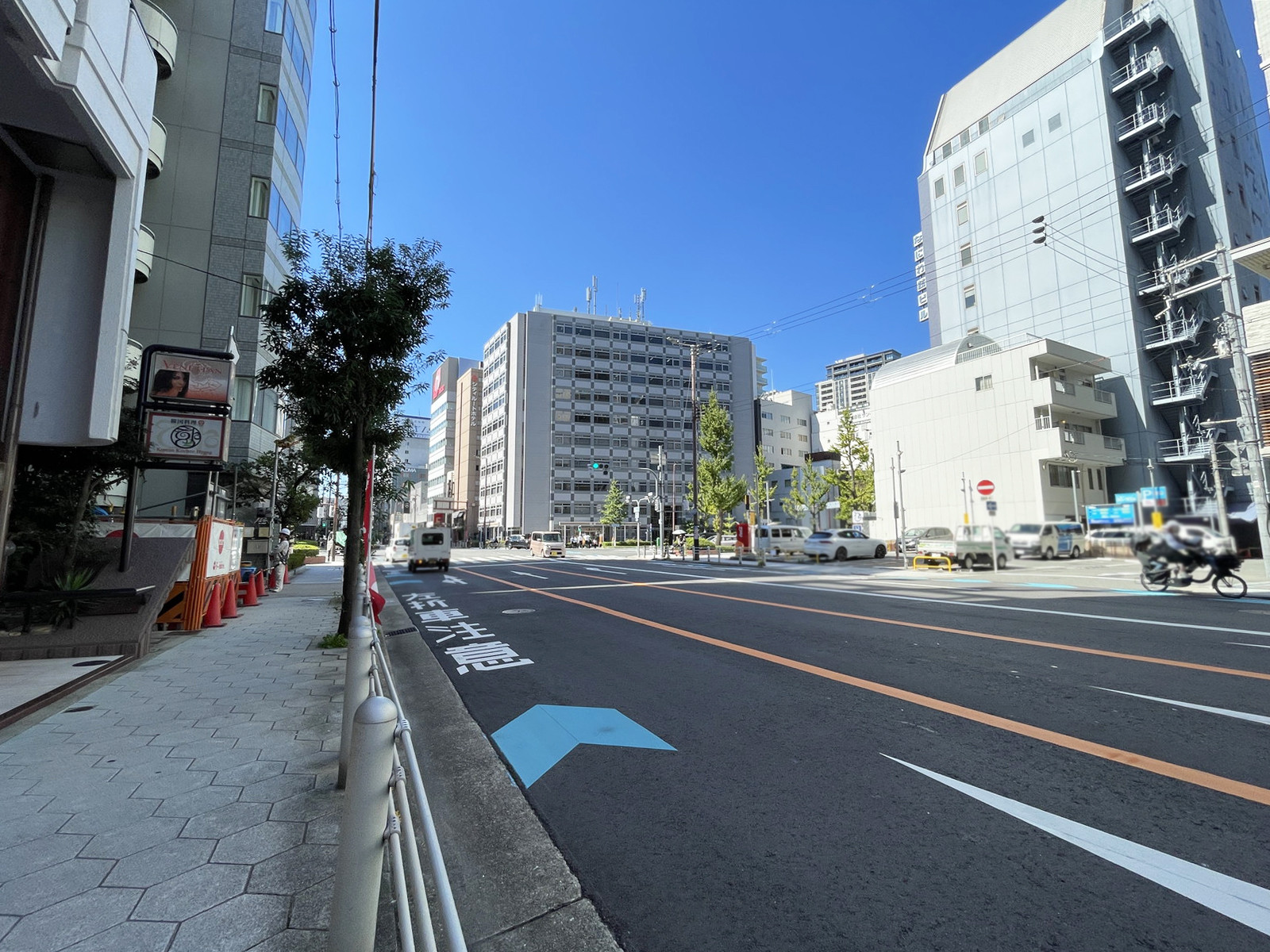 レイズ本町ビル前面の本町通