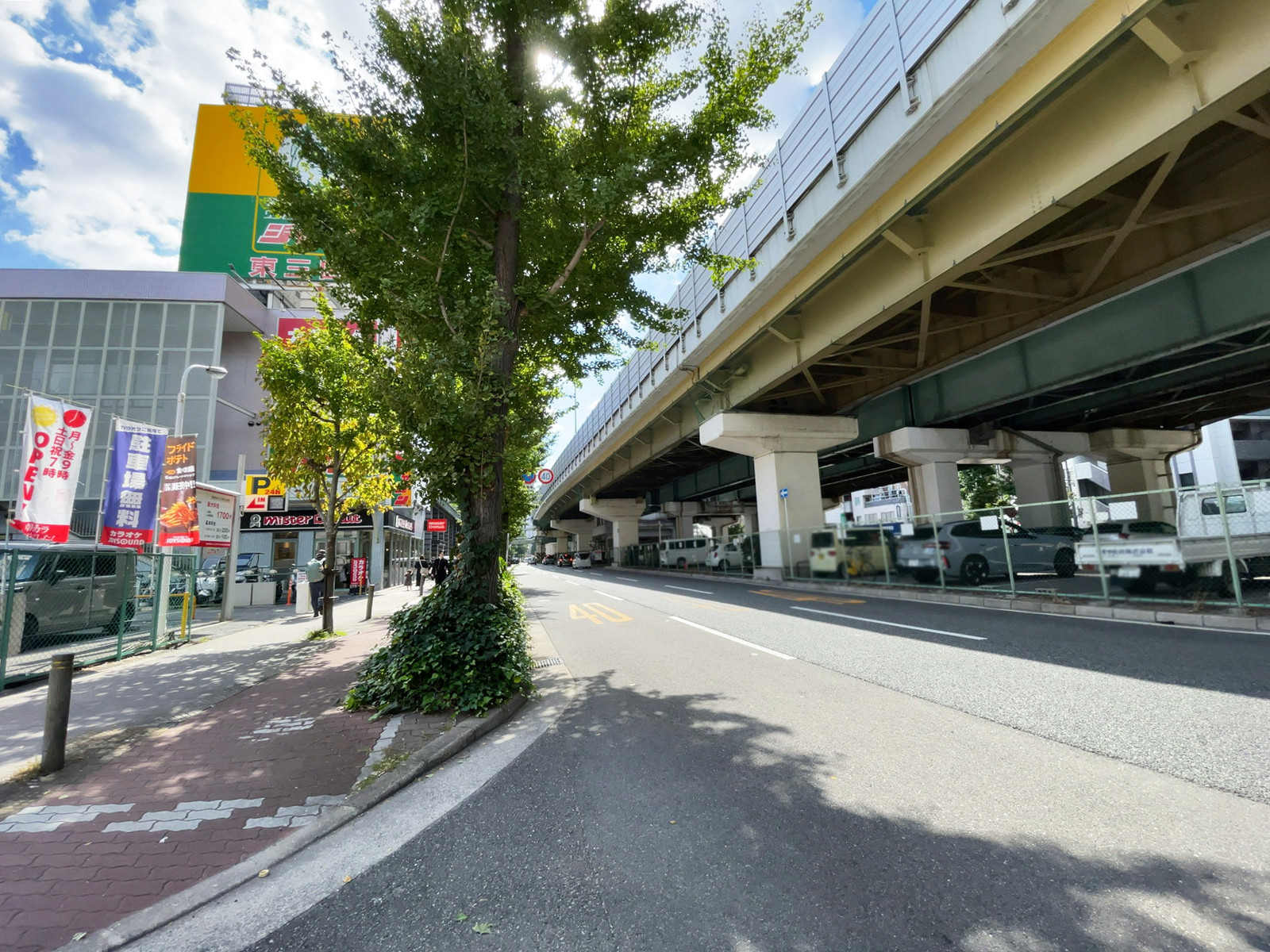 コーケンビル前面の通り