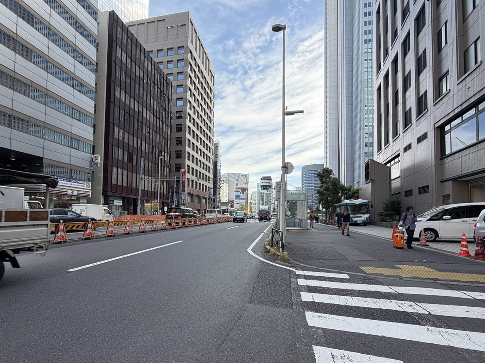 SKビルA棟前面の青梅街道