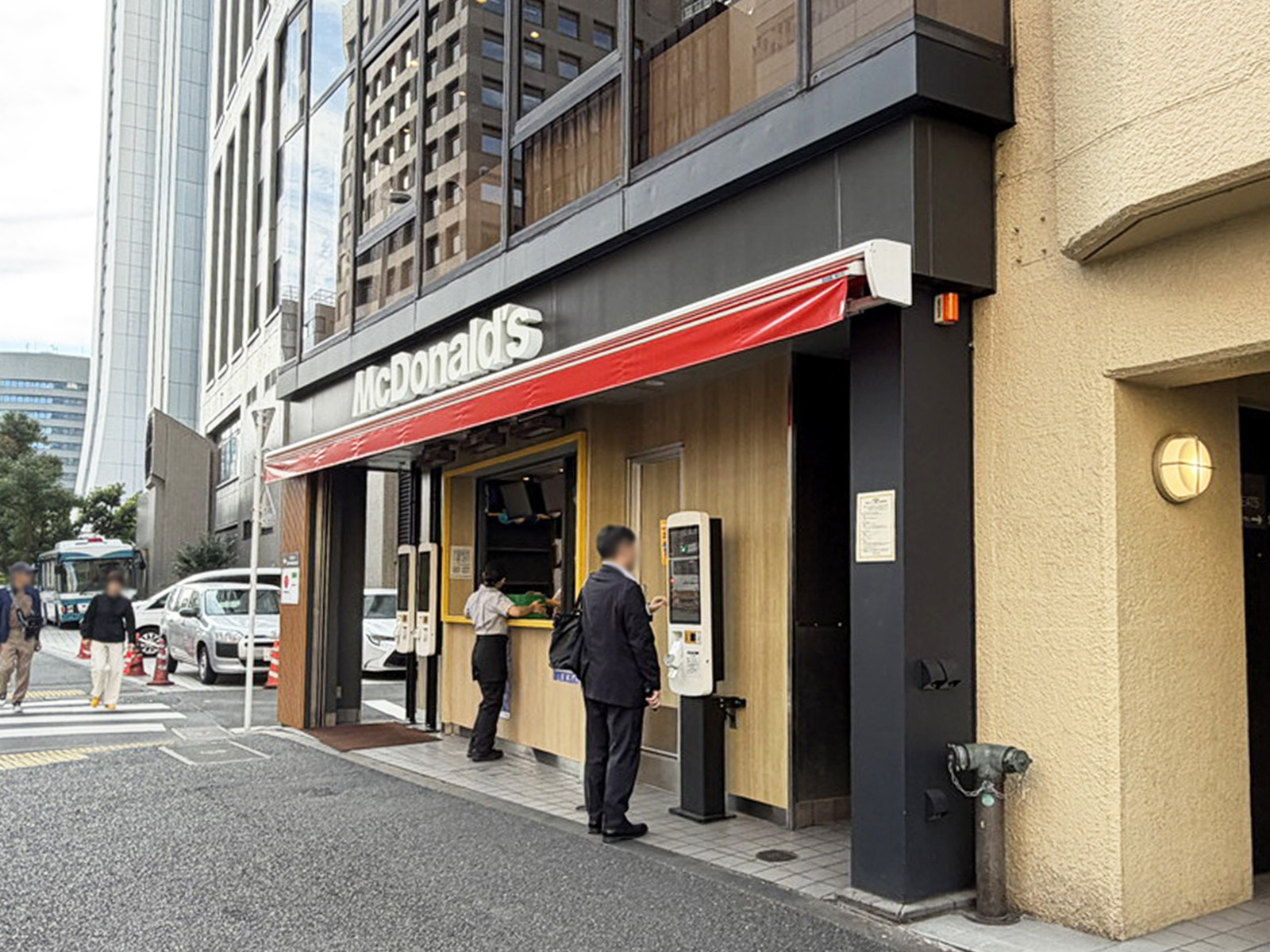 隣のマクドナルド 西新宿駅前店