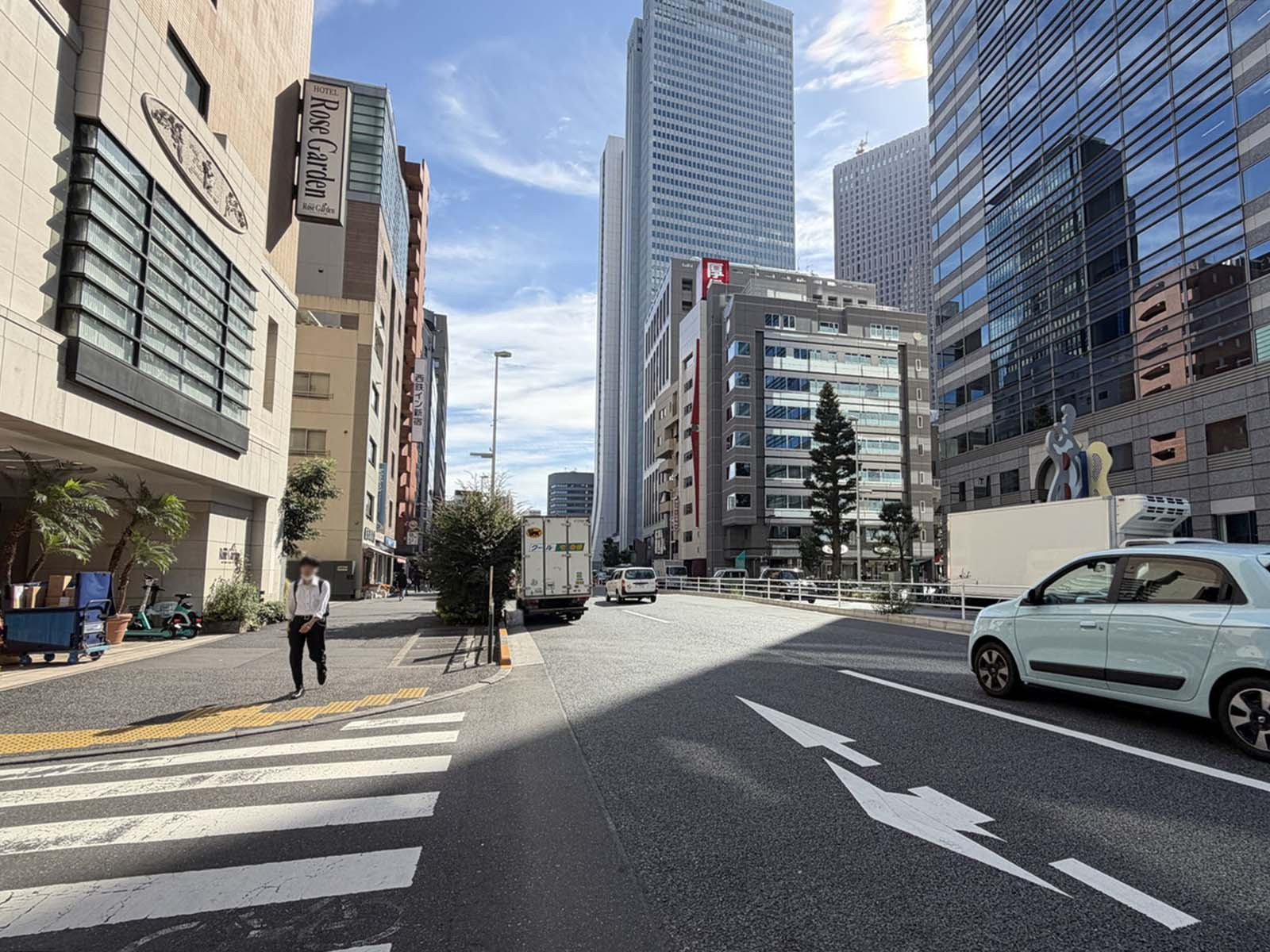ナルコビル前面の青梅街道