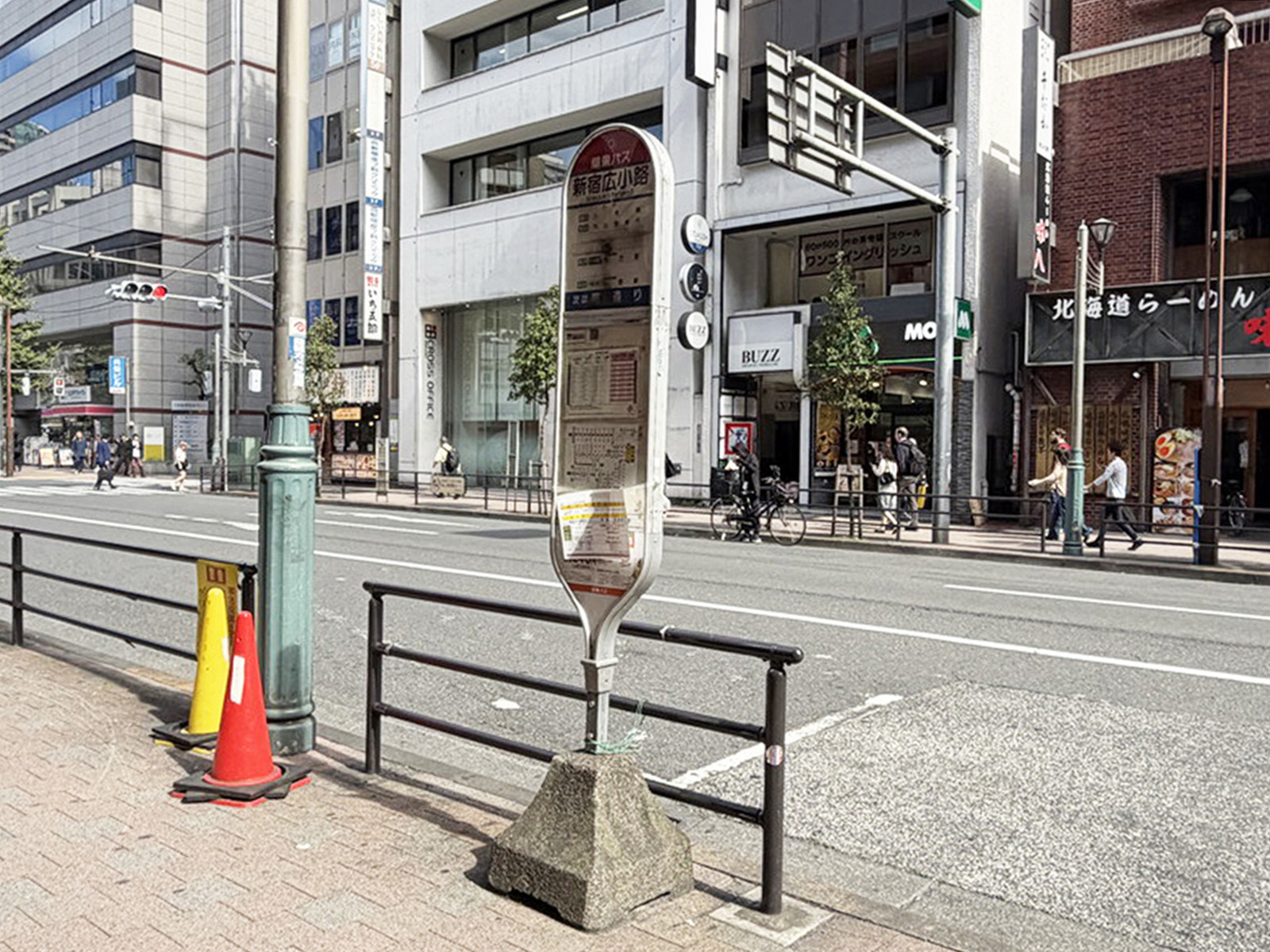 近くのバス停「新宿広小路」