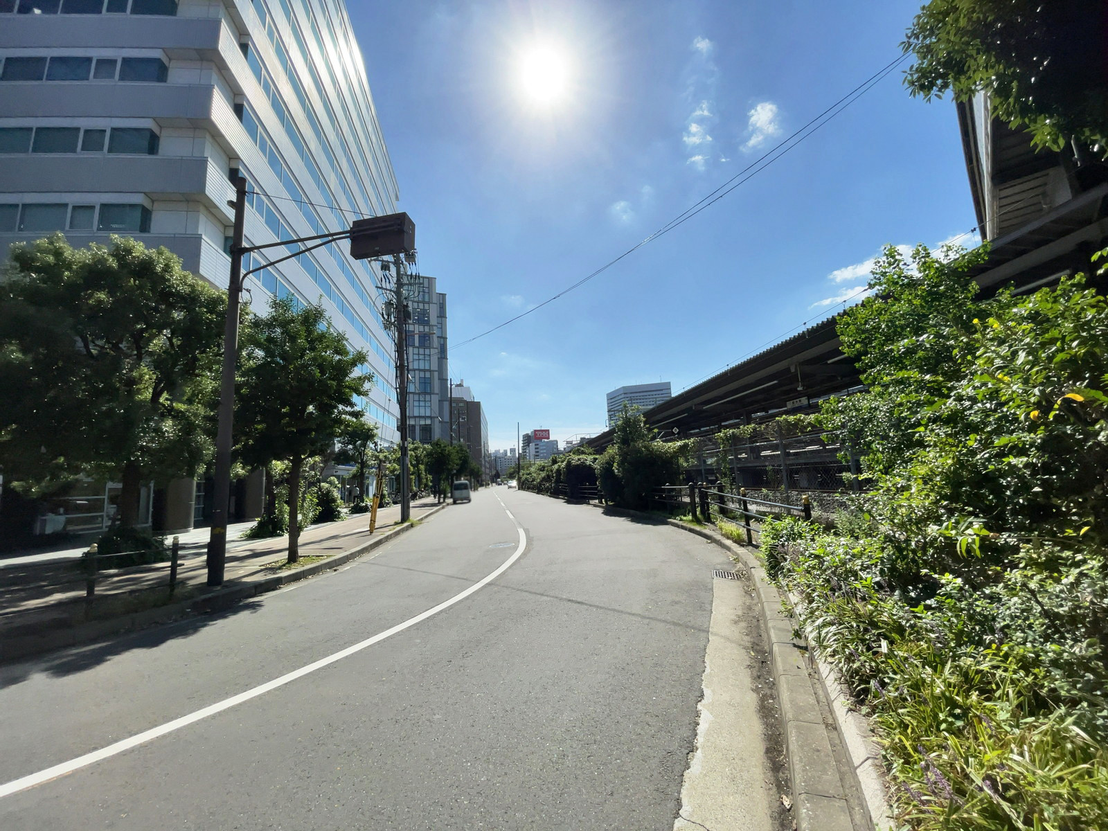 LUCID SQUARE SHIN-OSAKA前面の通り