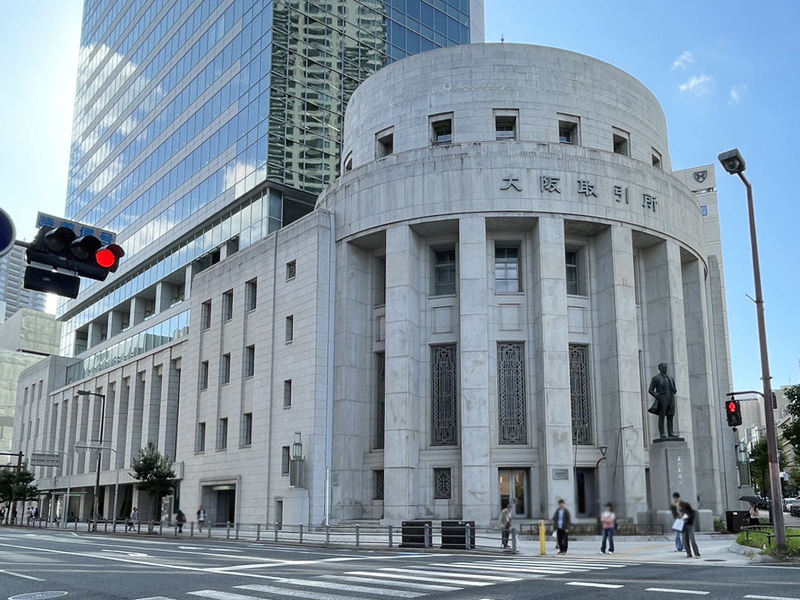 向かいにある大阪取引所