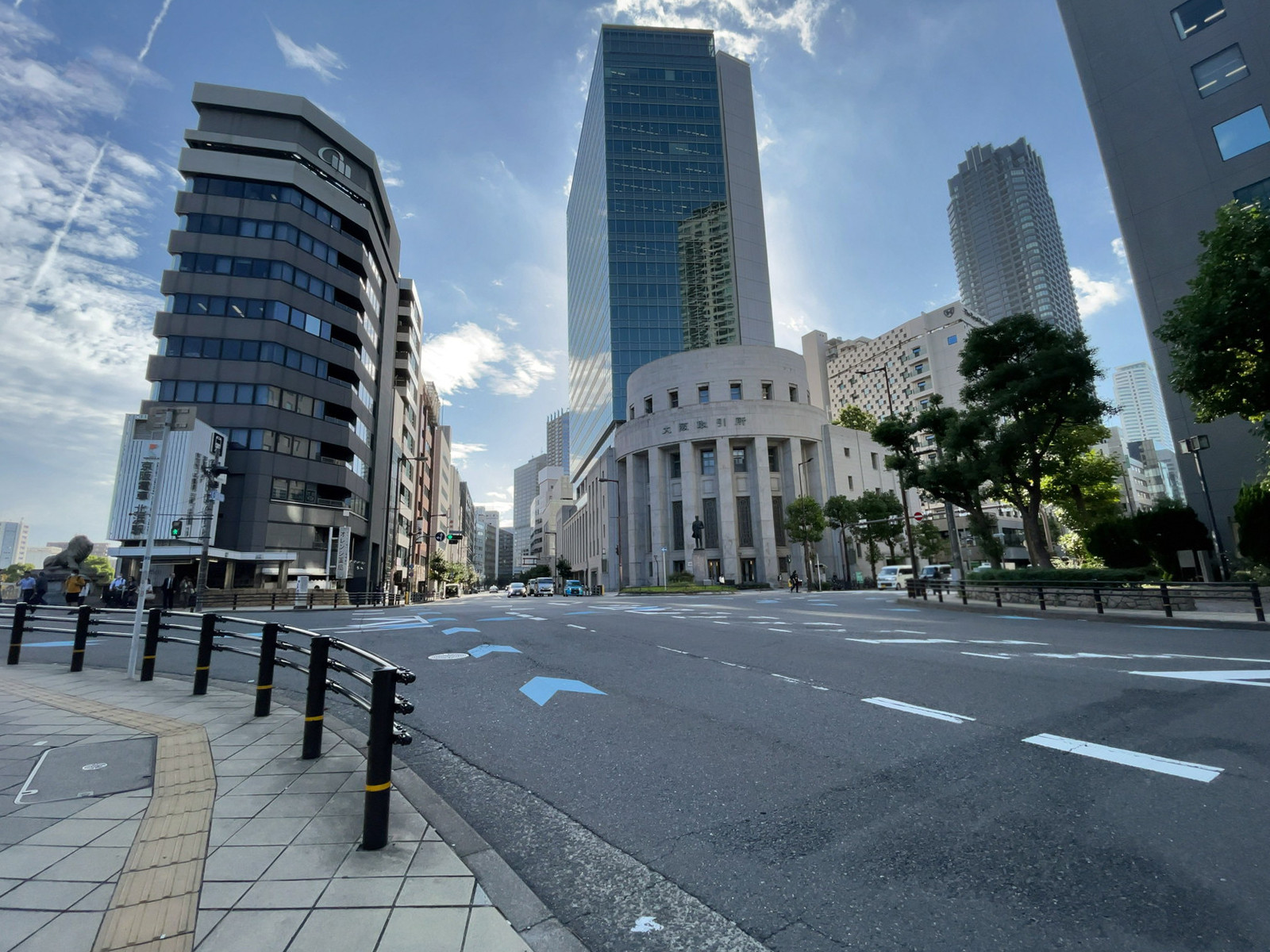 北浜清友会館前面の通り