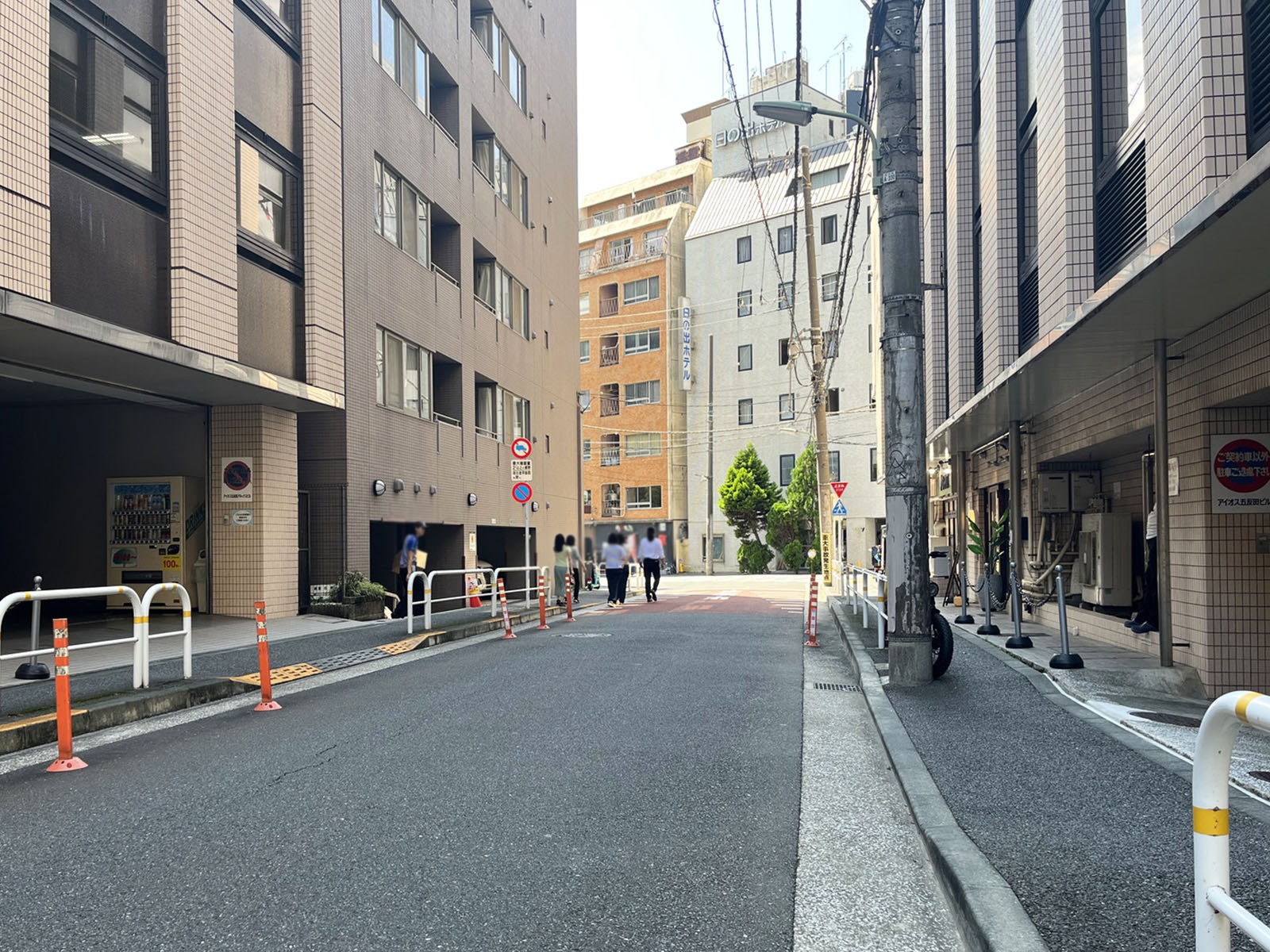 エムアイビル前面の通り