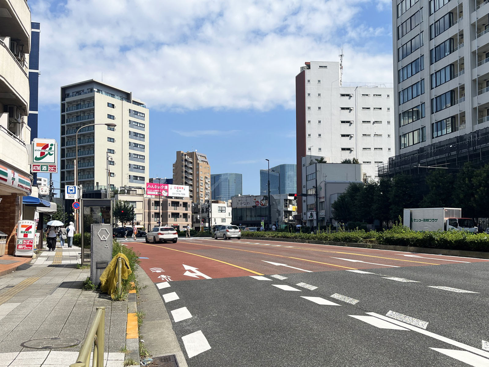 グリーンオーク高輪台前面の桜田通り