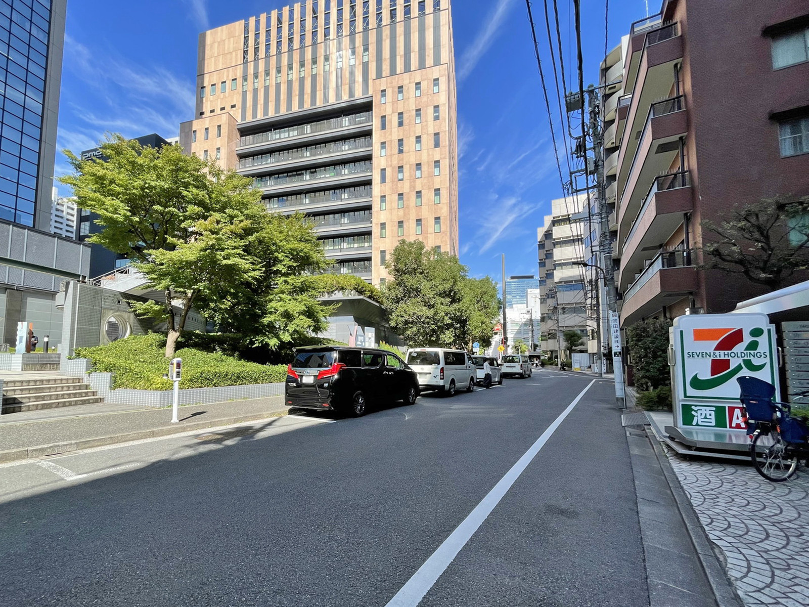 ファースト岡田ビル前面の通り
