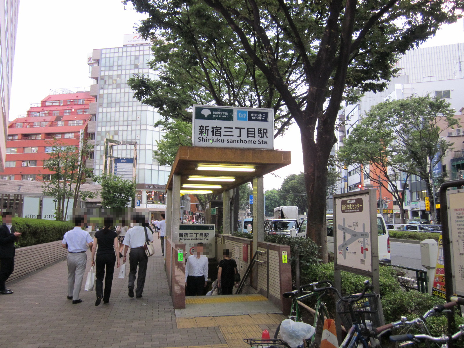 最寄りの「新宿三丁目駅」