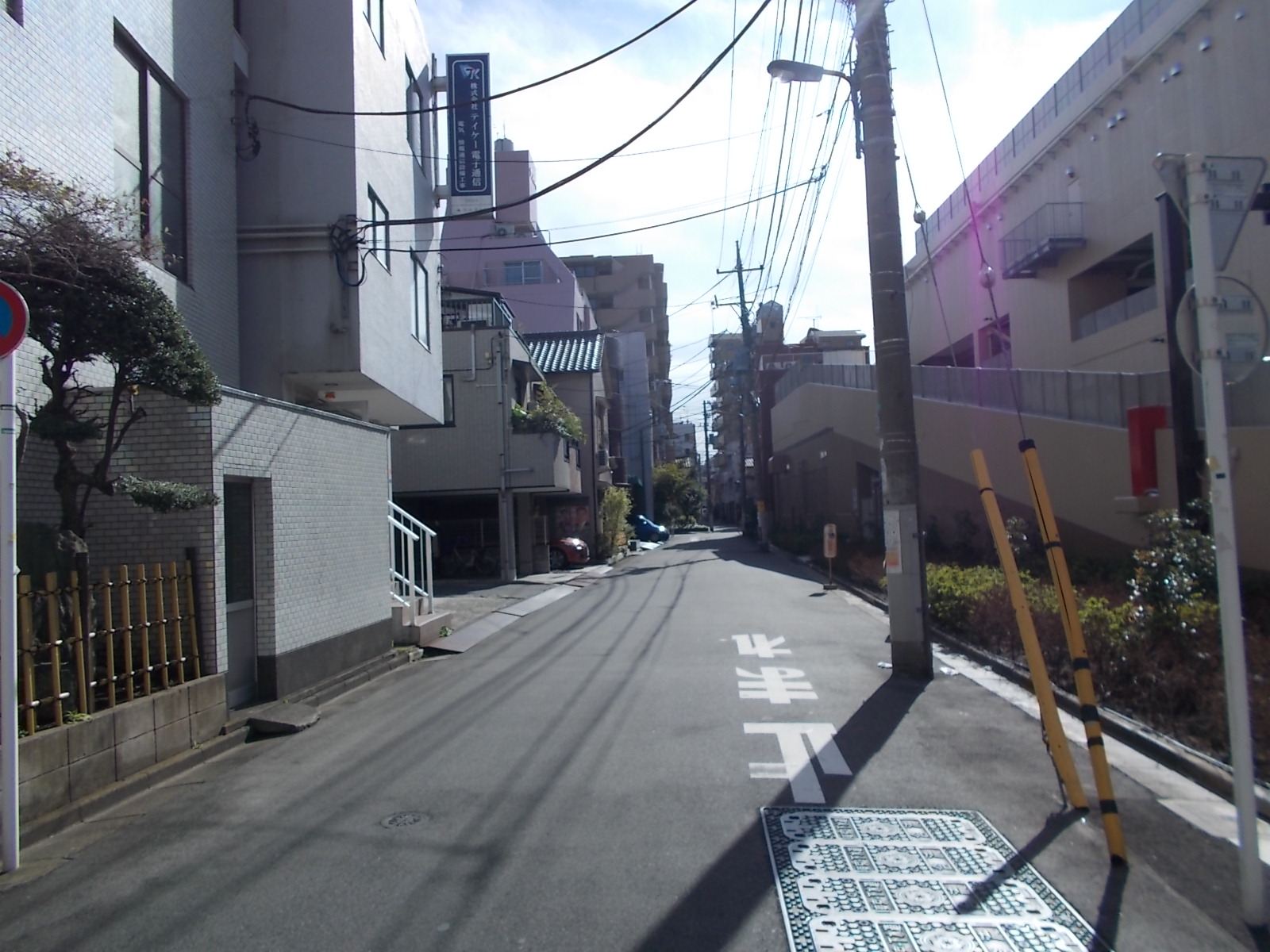 ビル前の道路