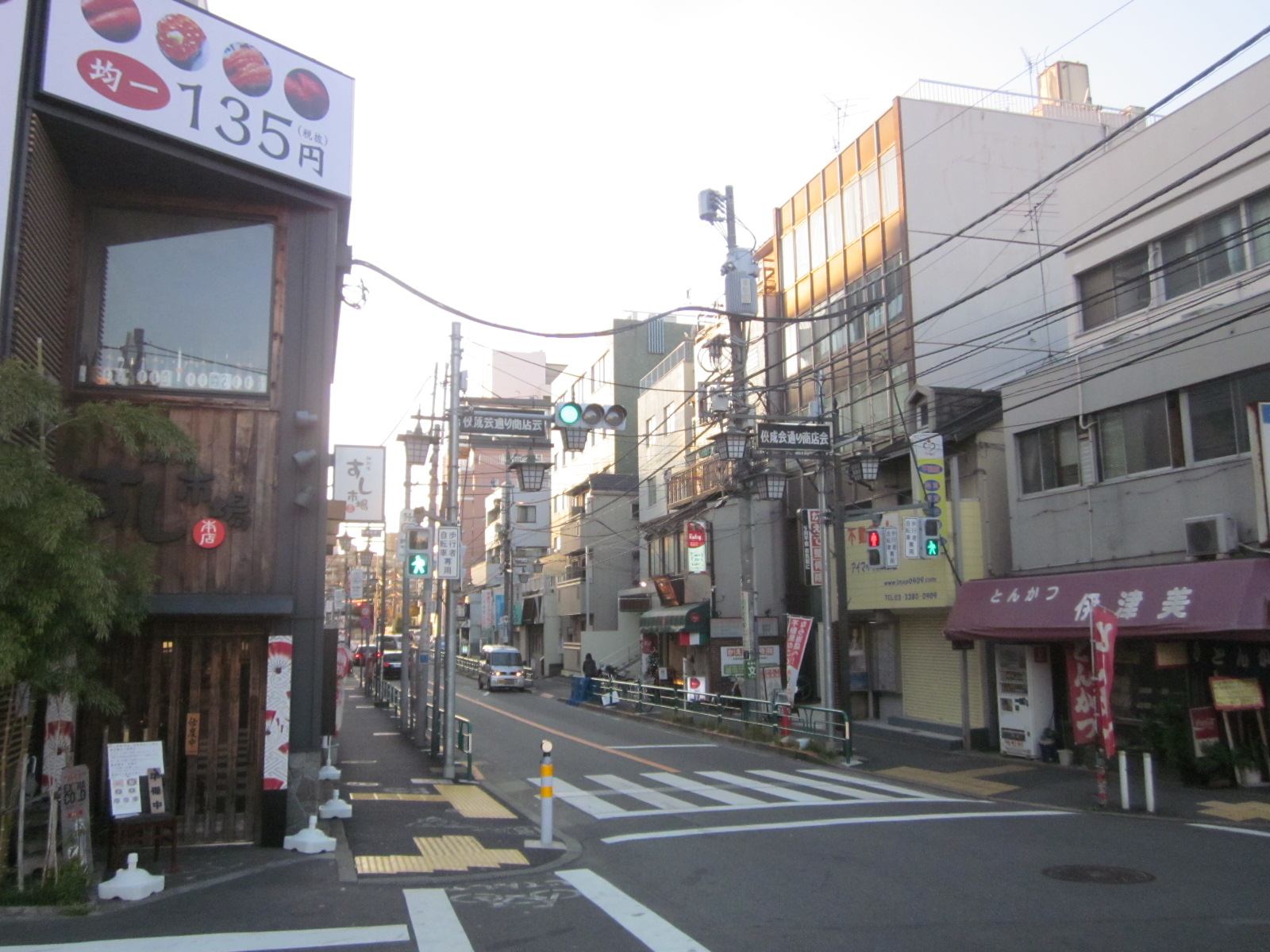 駅前は穏やかな商店街