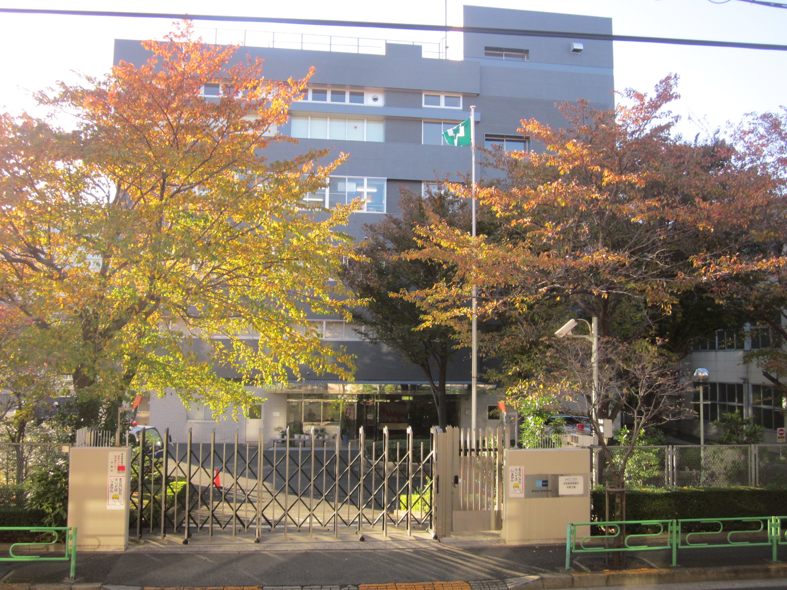 ビル向かいには東京メトロ車両基地