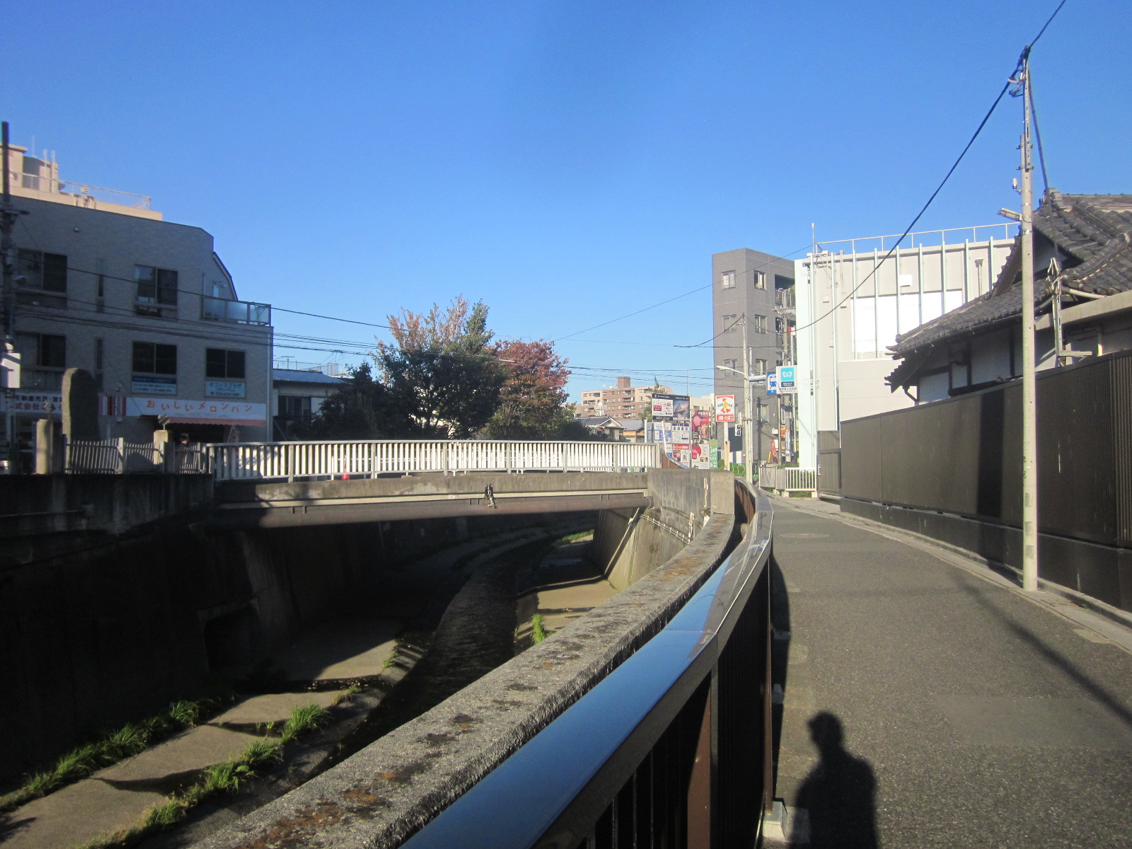 駅からビルまでの道のり（神田川）