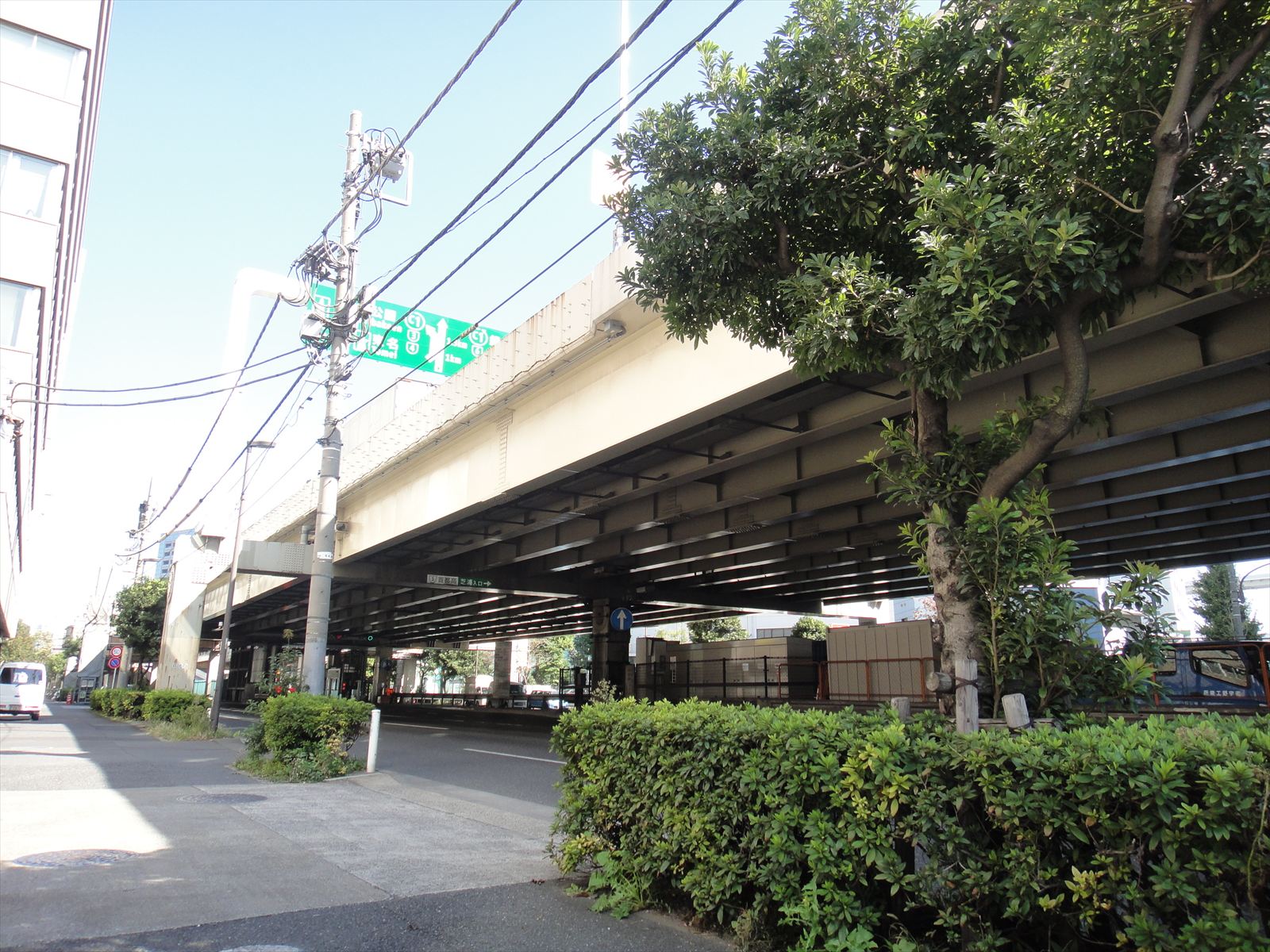 物件前には高速道路が