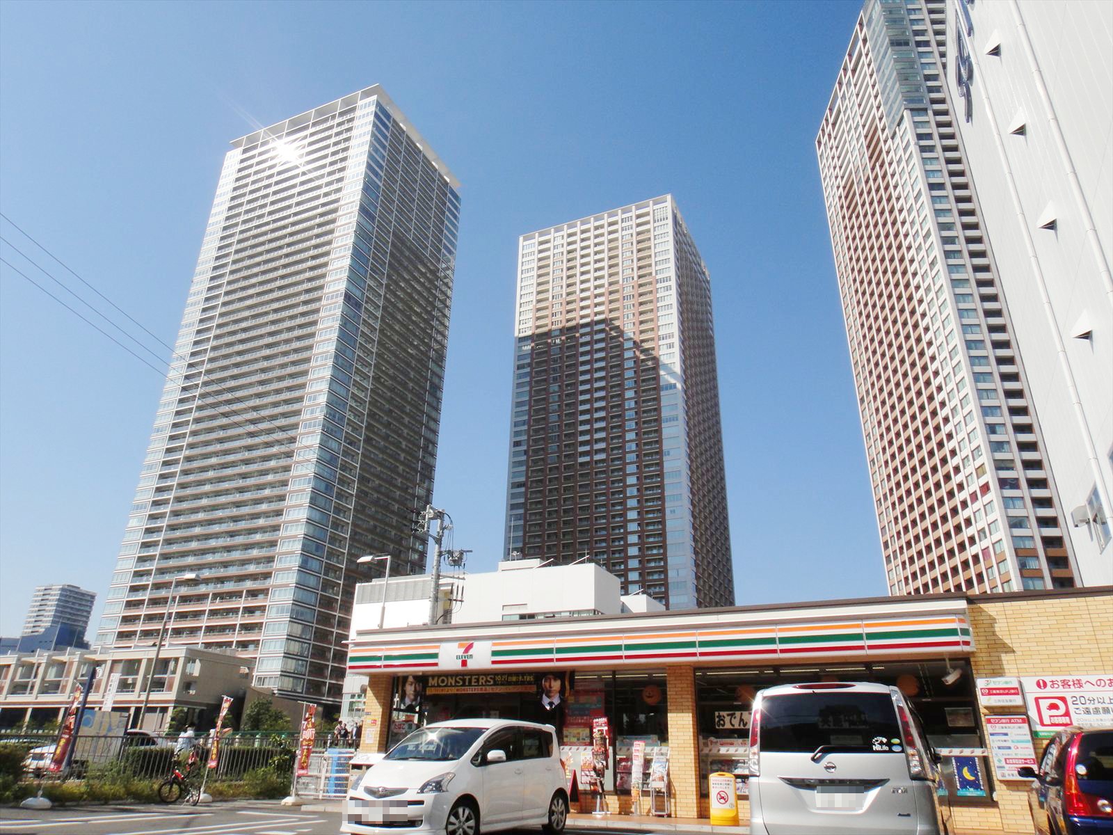 高層住宅付近にはコンビニなど多数