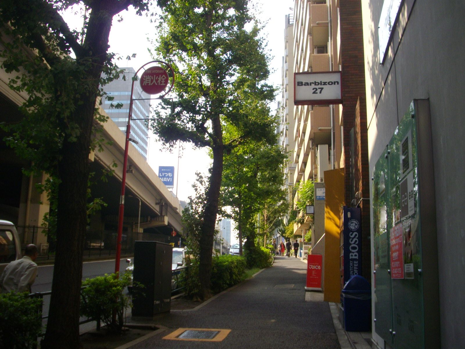 ビルの前面通り