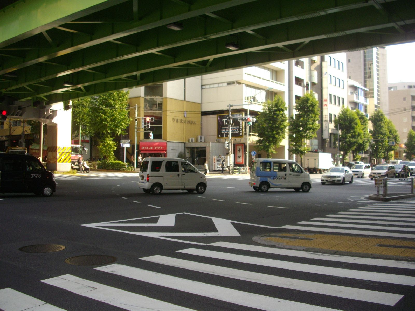 西麻布交差点は至近