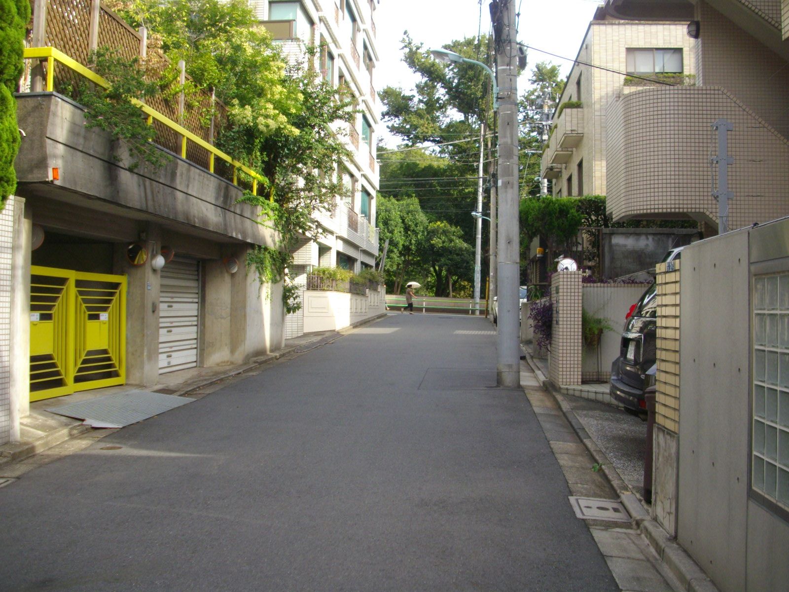 オフィスビル前面の通り