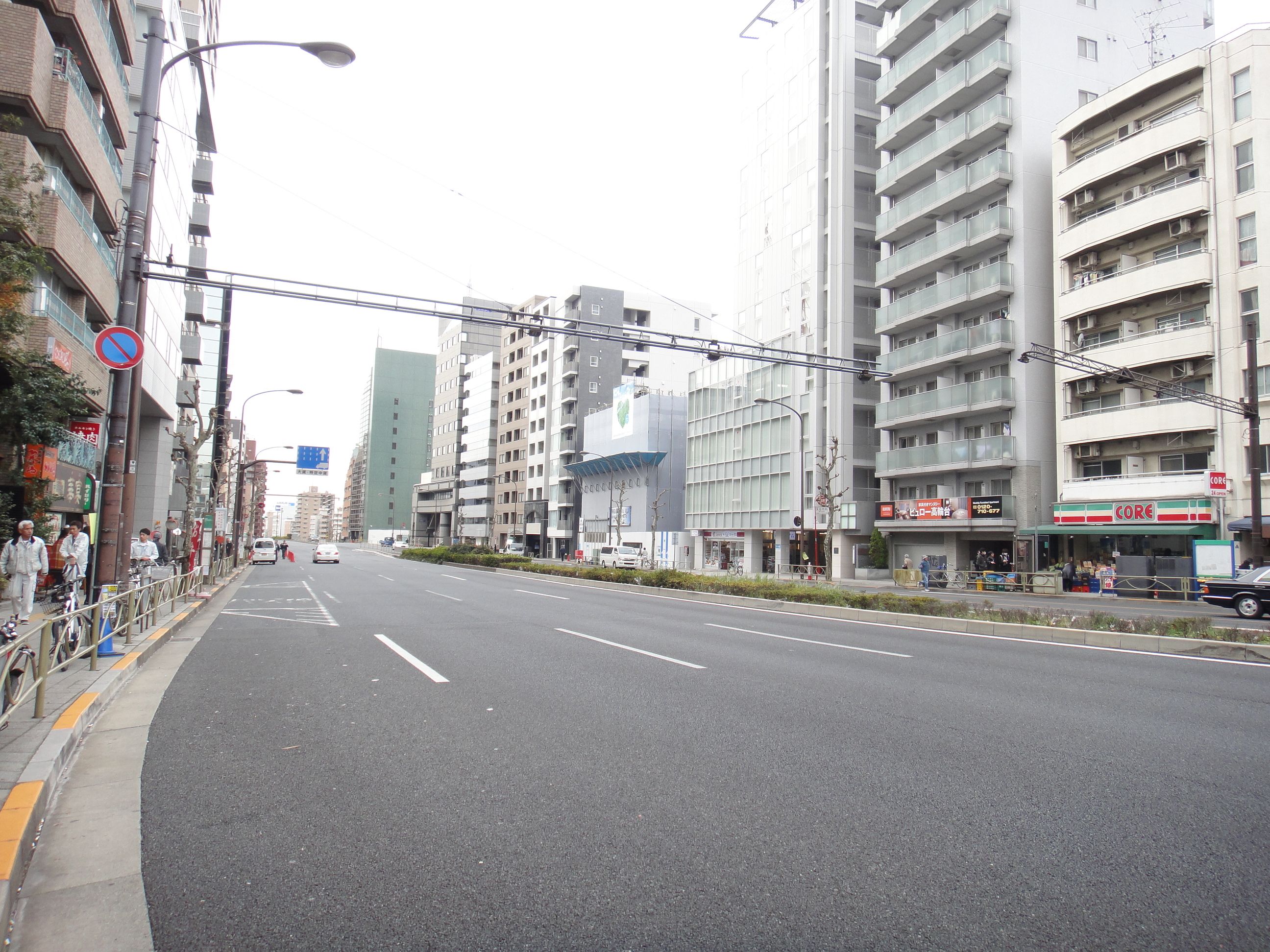 駅近くの桜田通り